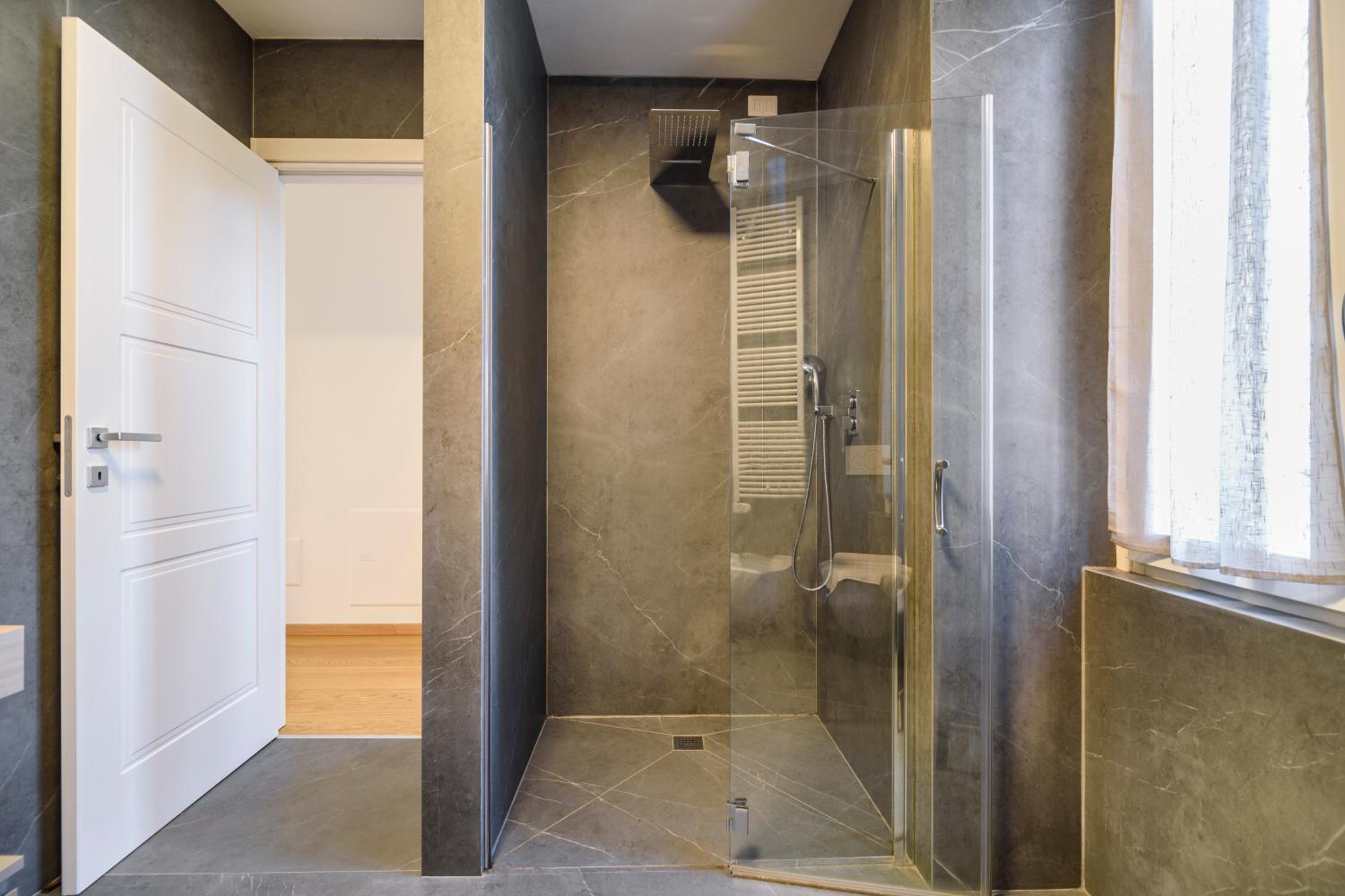 Deluxe One-Bedroom Apartment with City View photo 2