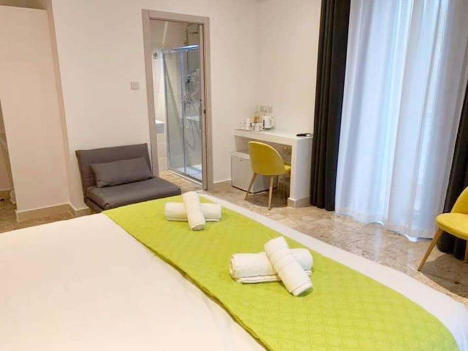 Deluxe Double Room (2 Adults + 1 Child) photo 2