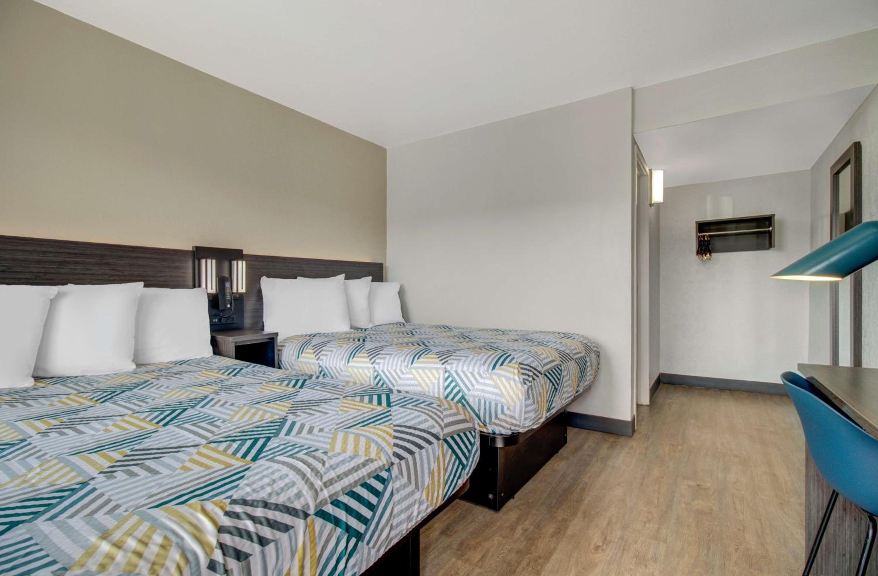 2 Full Beds | Non-Smoking, Micfridge - Photo 8