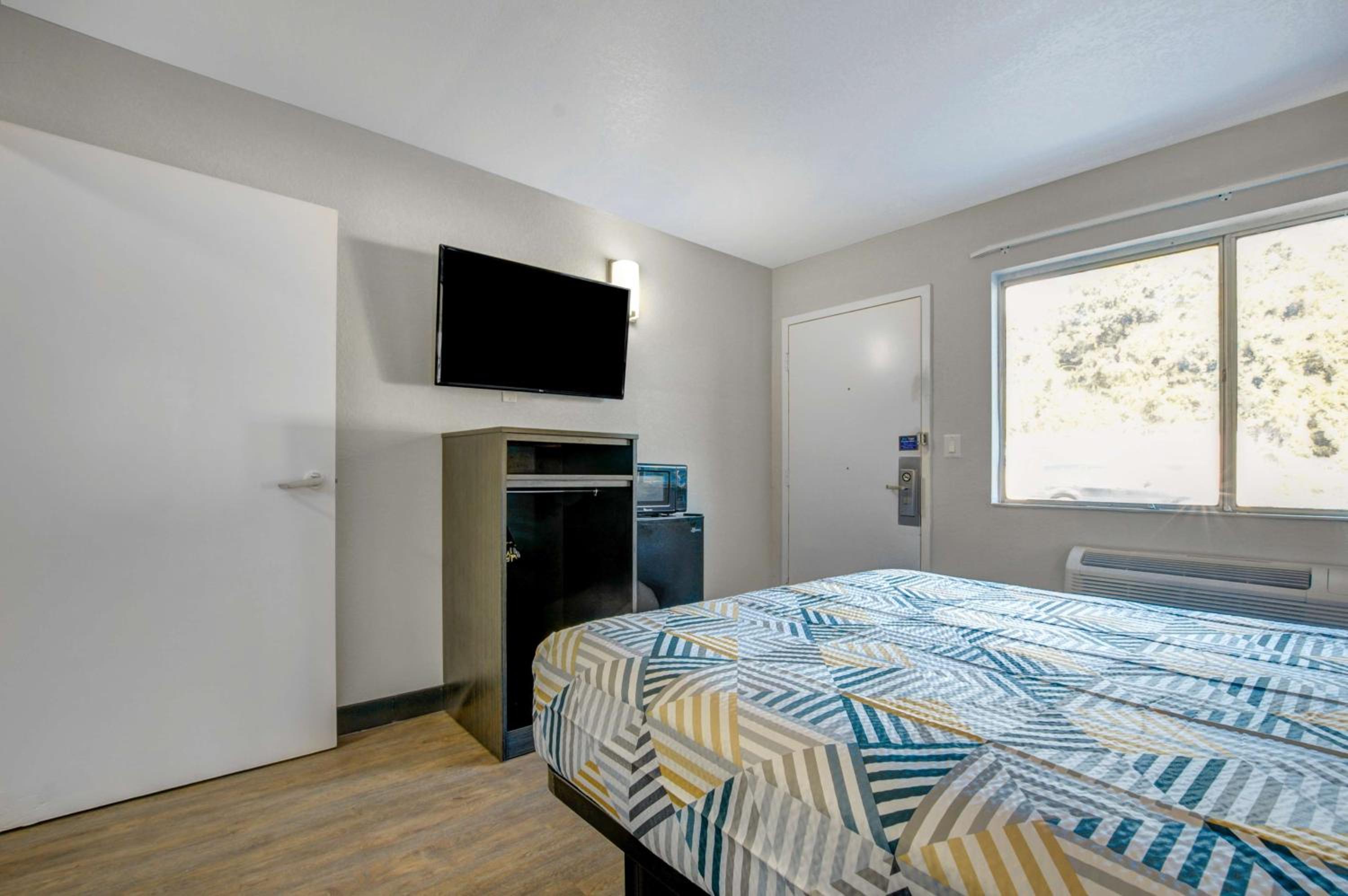 1 Queen Bed | Mob Acc RI Shwr Nsmk Micfridge - Photo 8