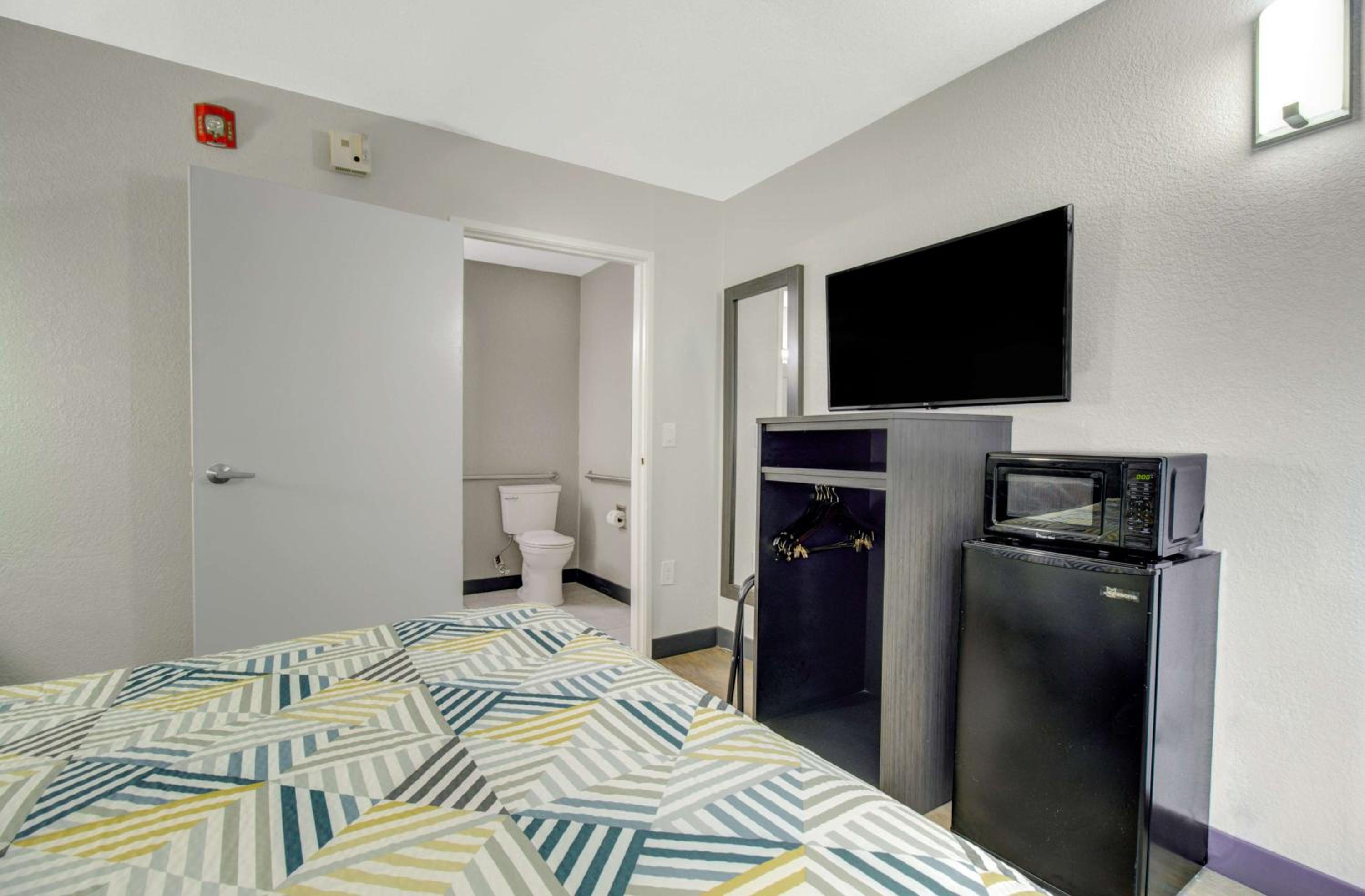 1 Queen Bed | Mob Acc RI Shwr Nsmk Micfridge - Photo 1