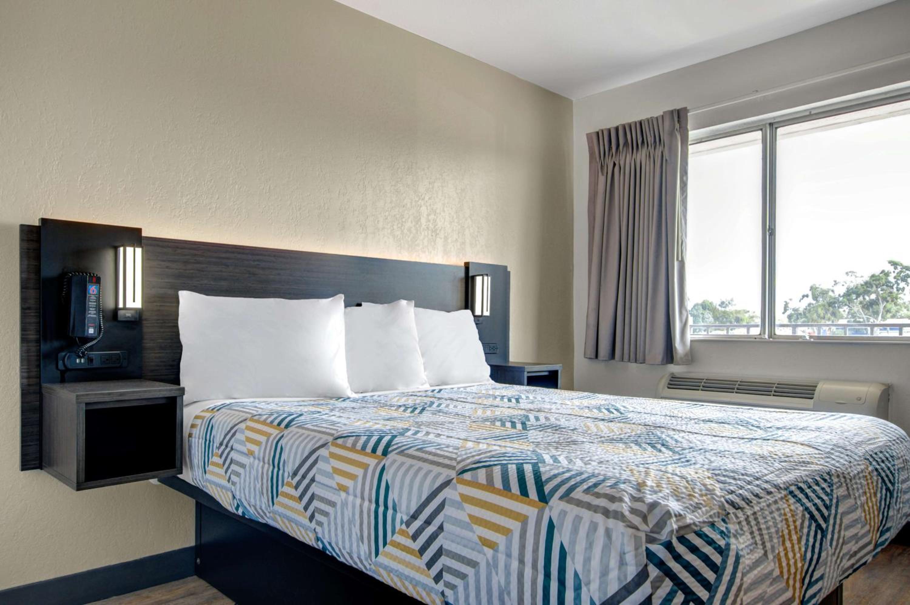 1 Queen Bed | Non-Smoking, Micfridge - Photo 12