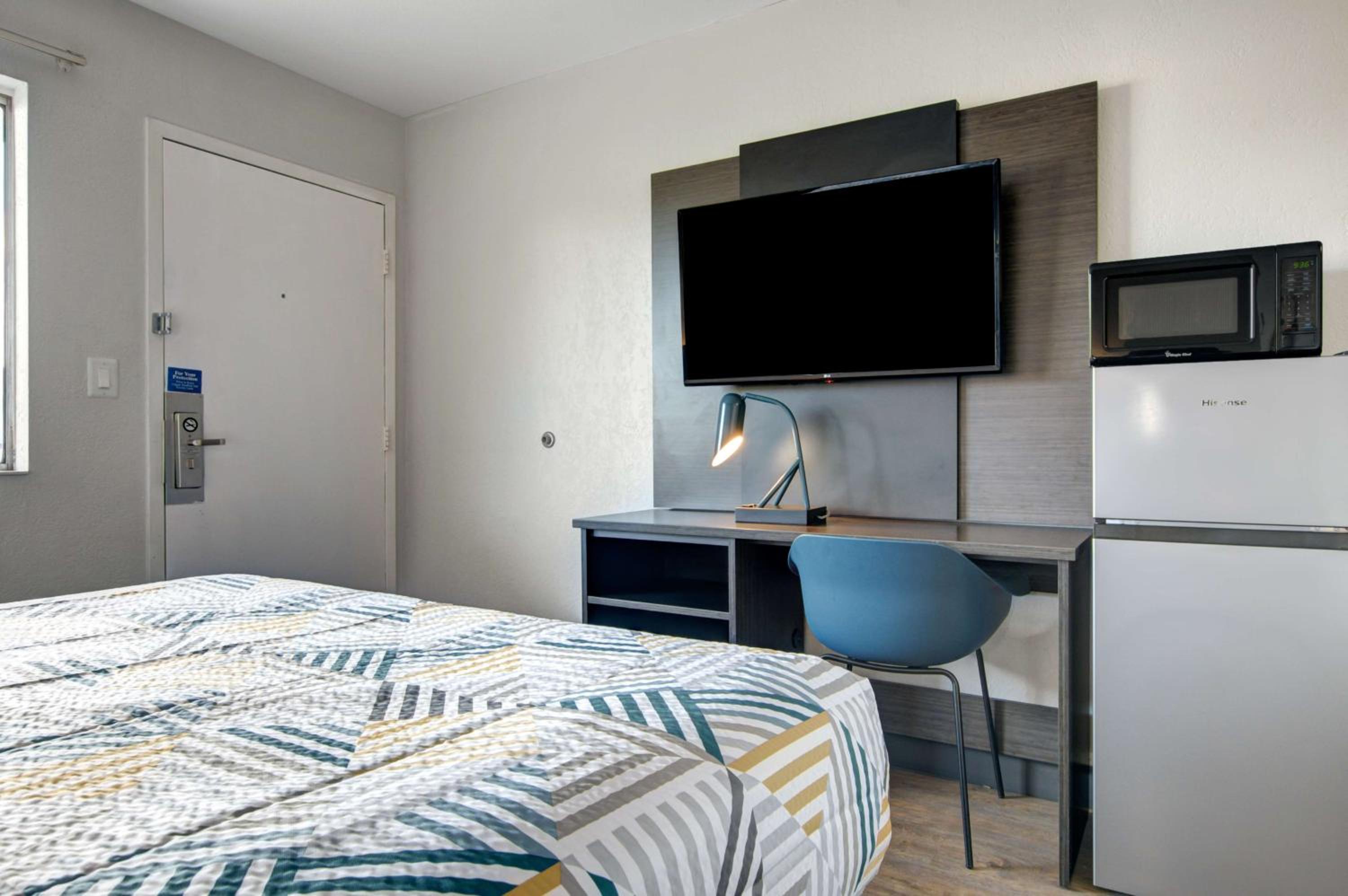 1 Queen Bed | Non-Smoking, Micfridge - Photo 2