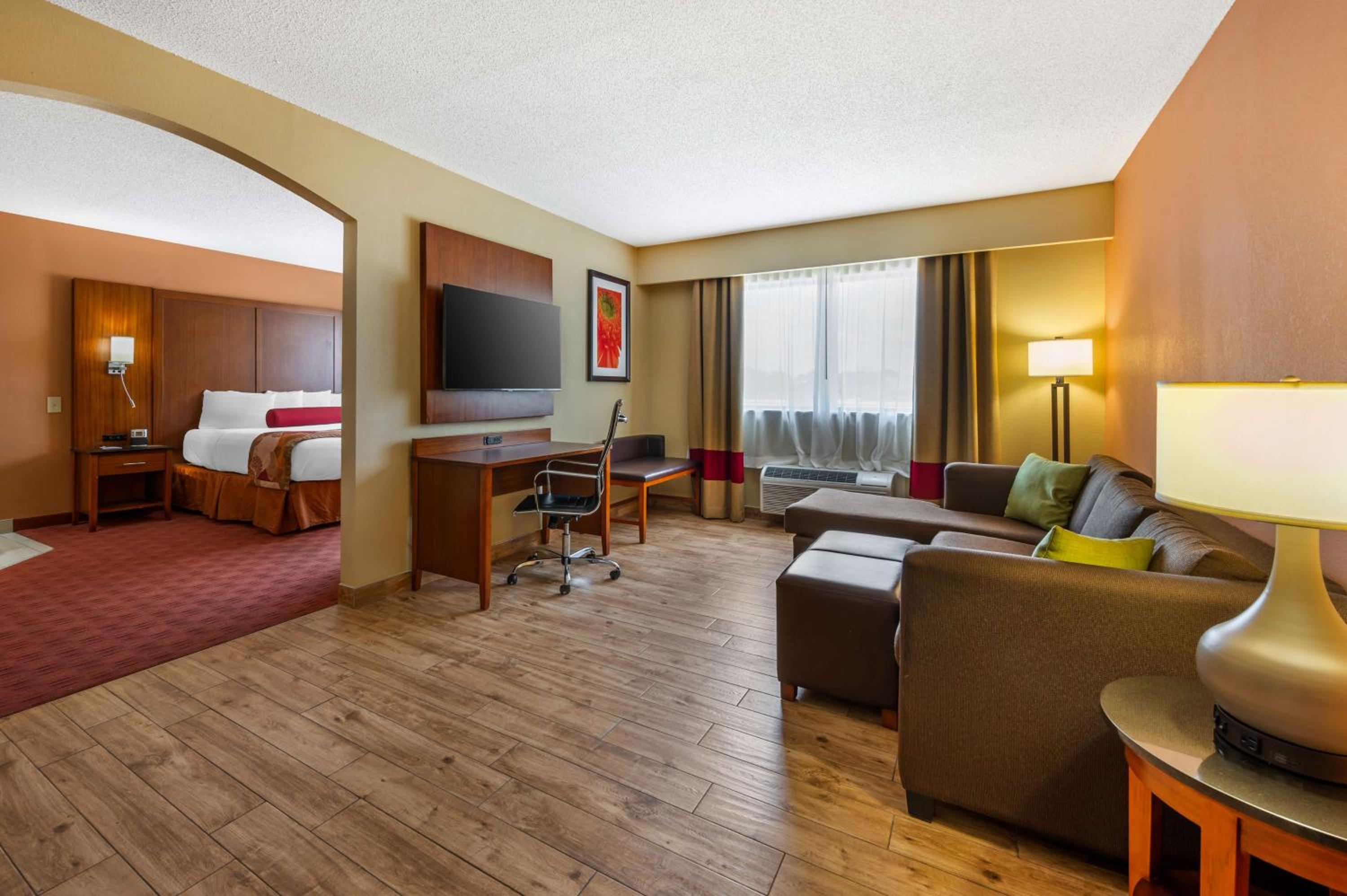 King Suite - Non-Smoking photo 1