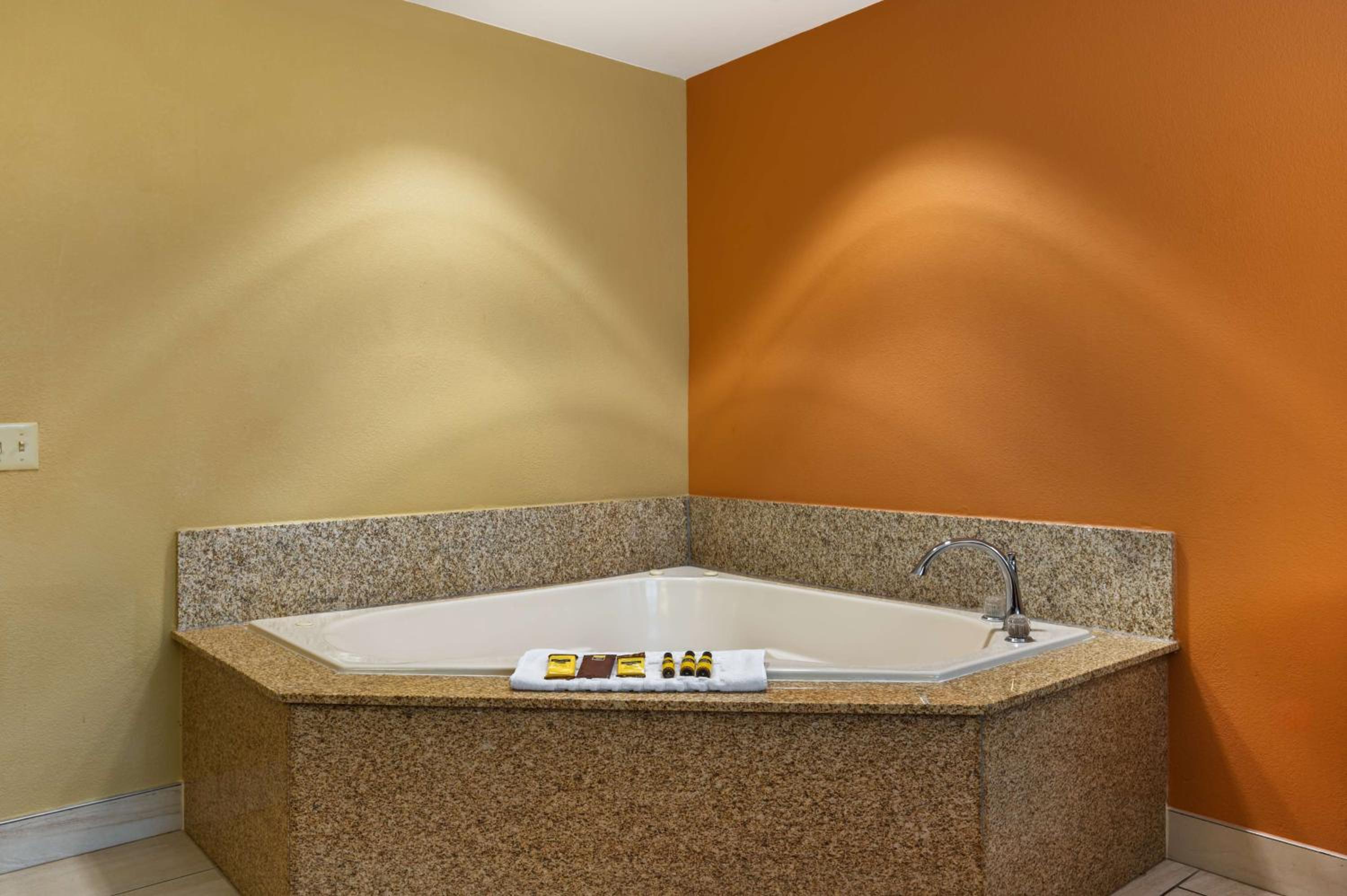 King Suite with Spa Bath - Non-Smoking photo 3