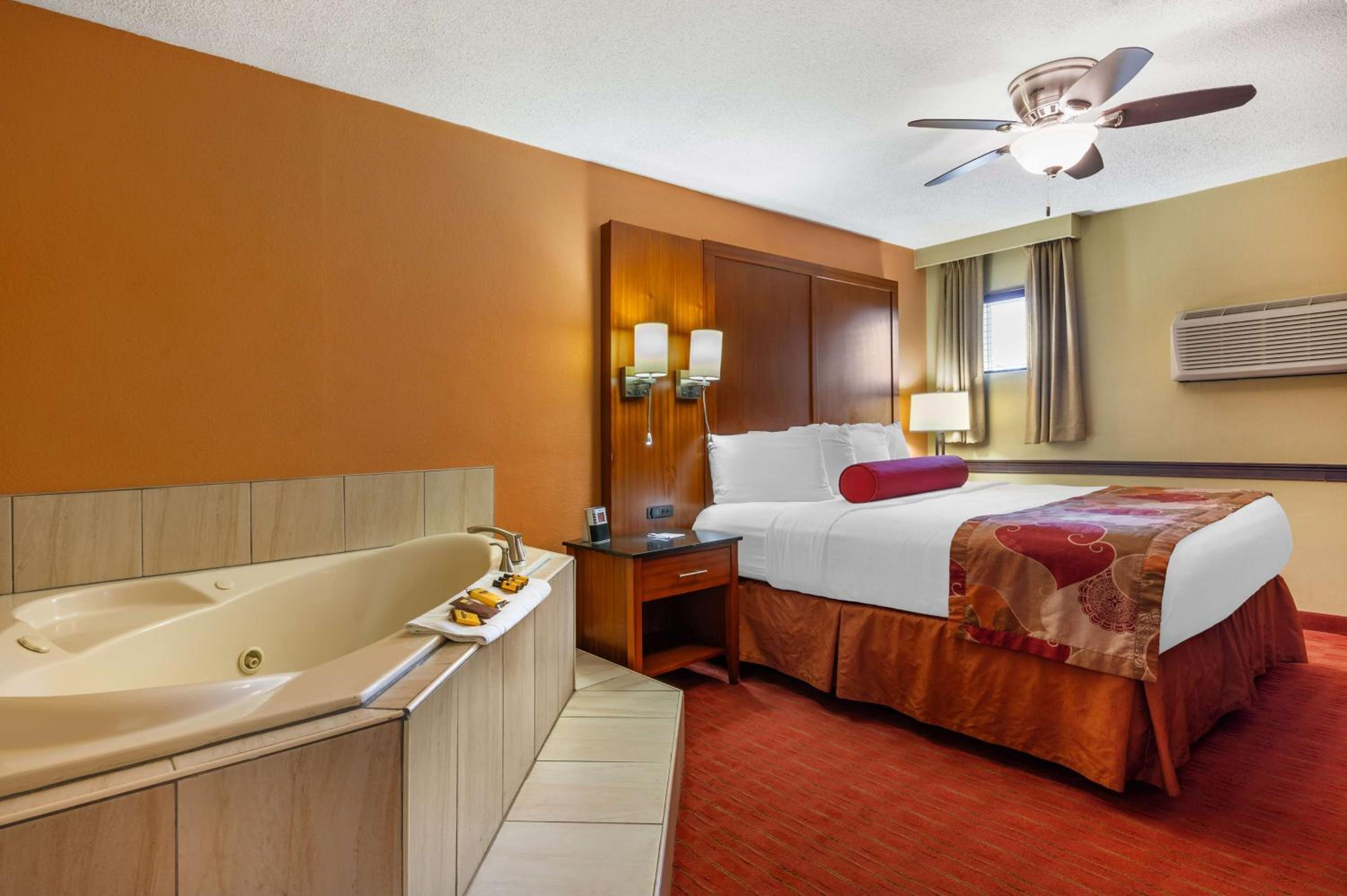 One-Bedroom King Suite with Sofa Bed and Kitchenette photo 1
