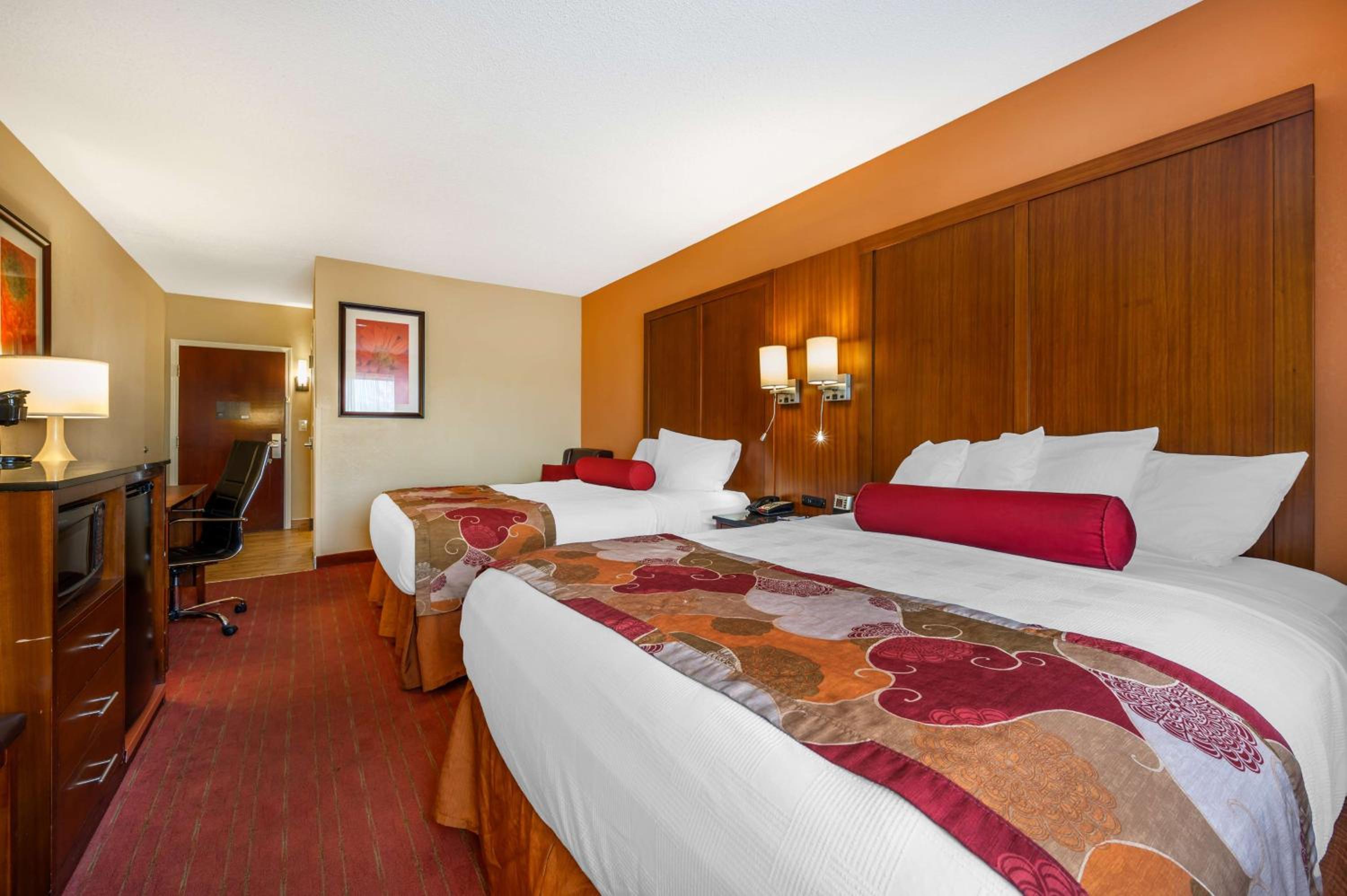 Queen Room with Two Queen Beds photo 3