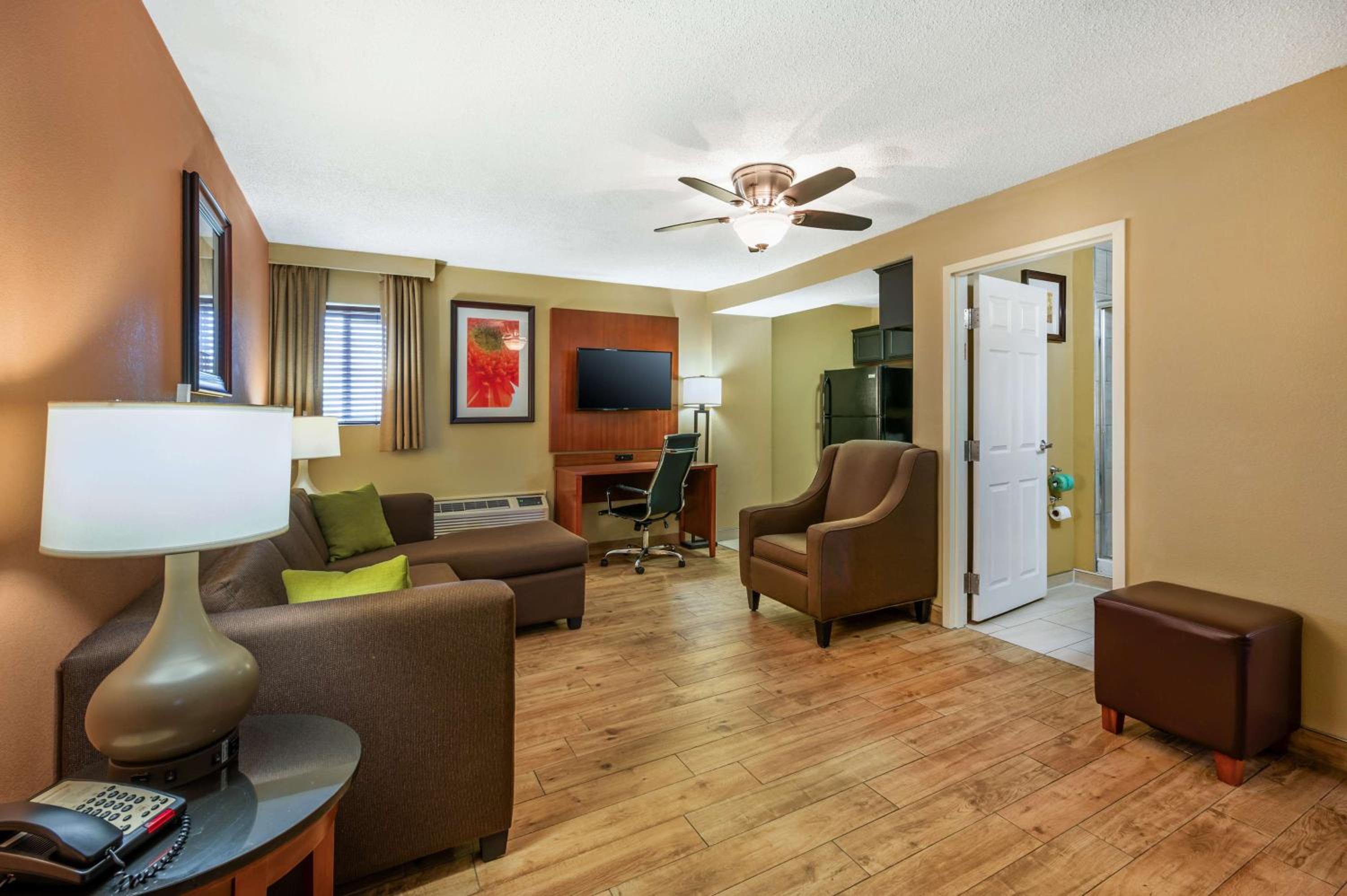 One-Bedroom King Suite with Sofa Bed and Kitchenette photo 3