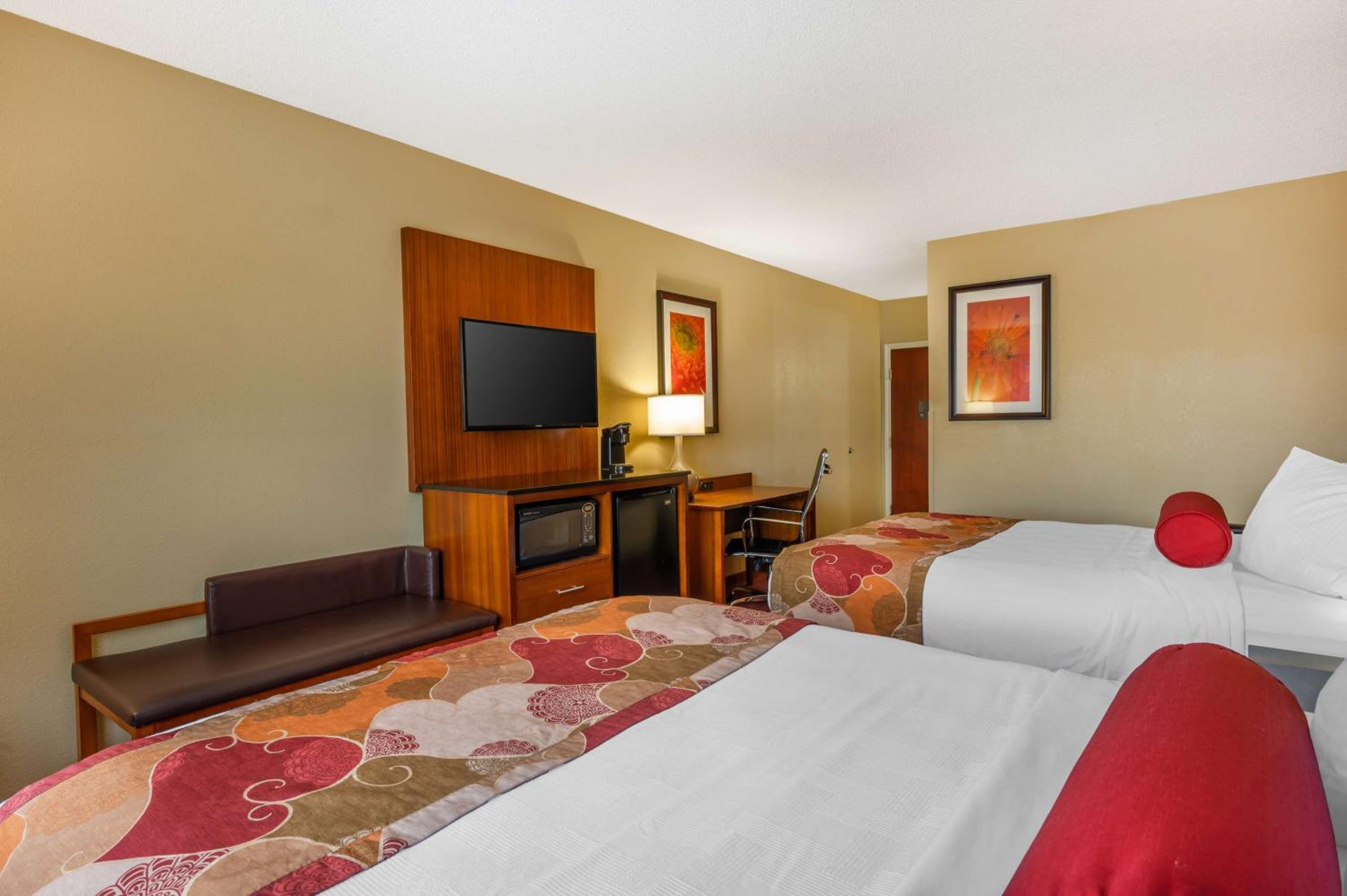 Queen Room with Two Queen Beds photo 2