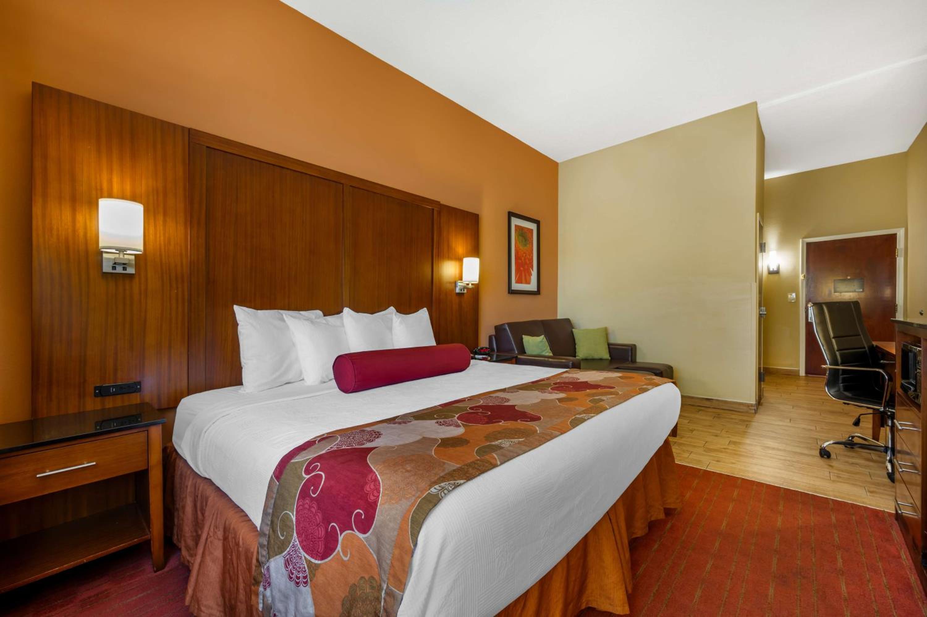 King Room with Roll-in Shower - Disability Access/Non-Smoking photo 2
