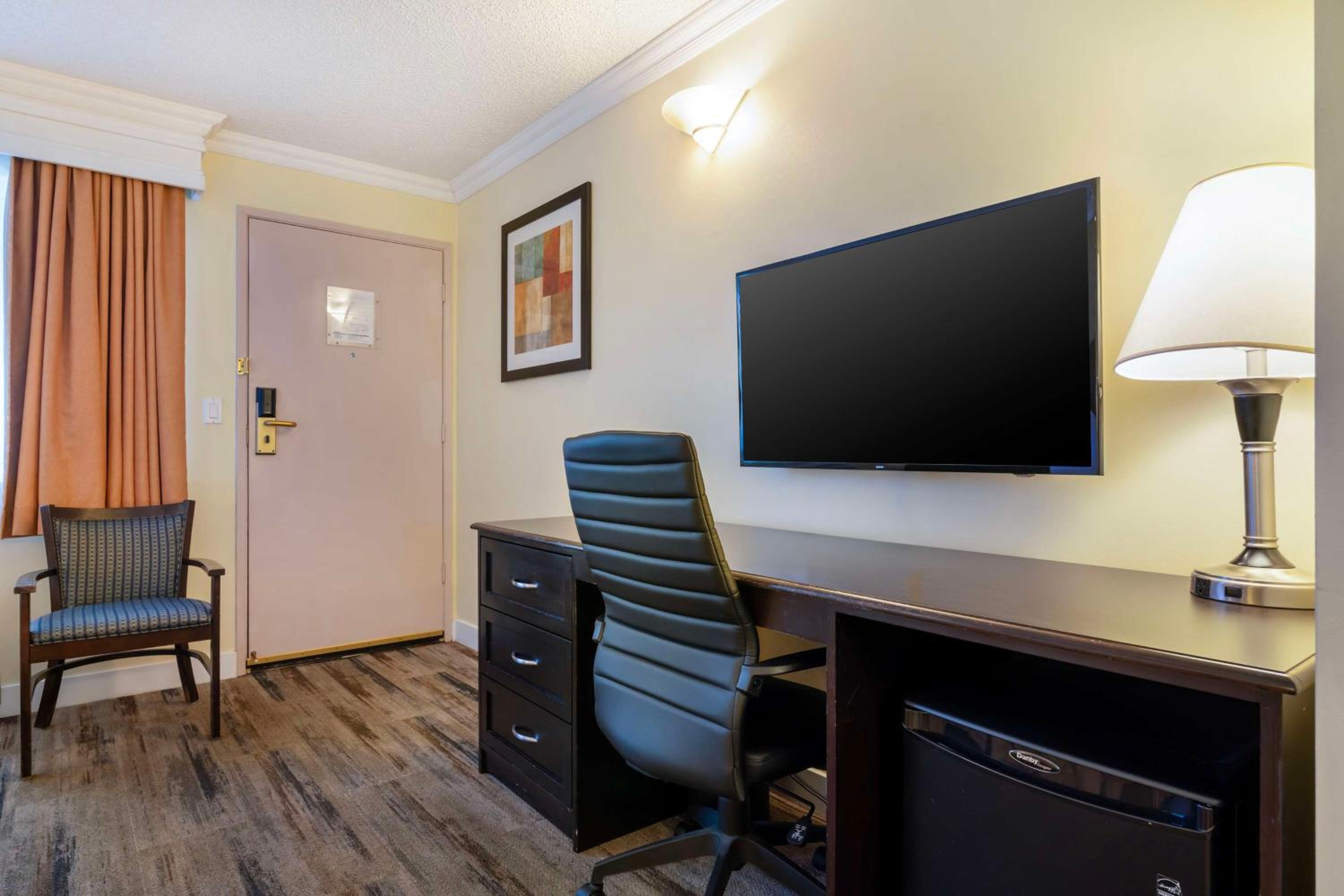 Kitchenette Room with King Bed - Photo 2