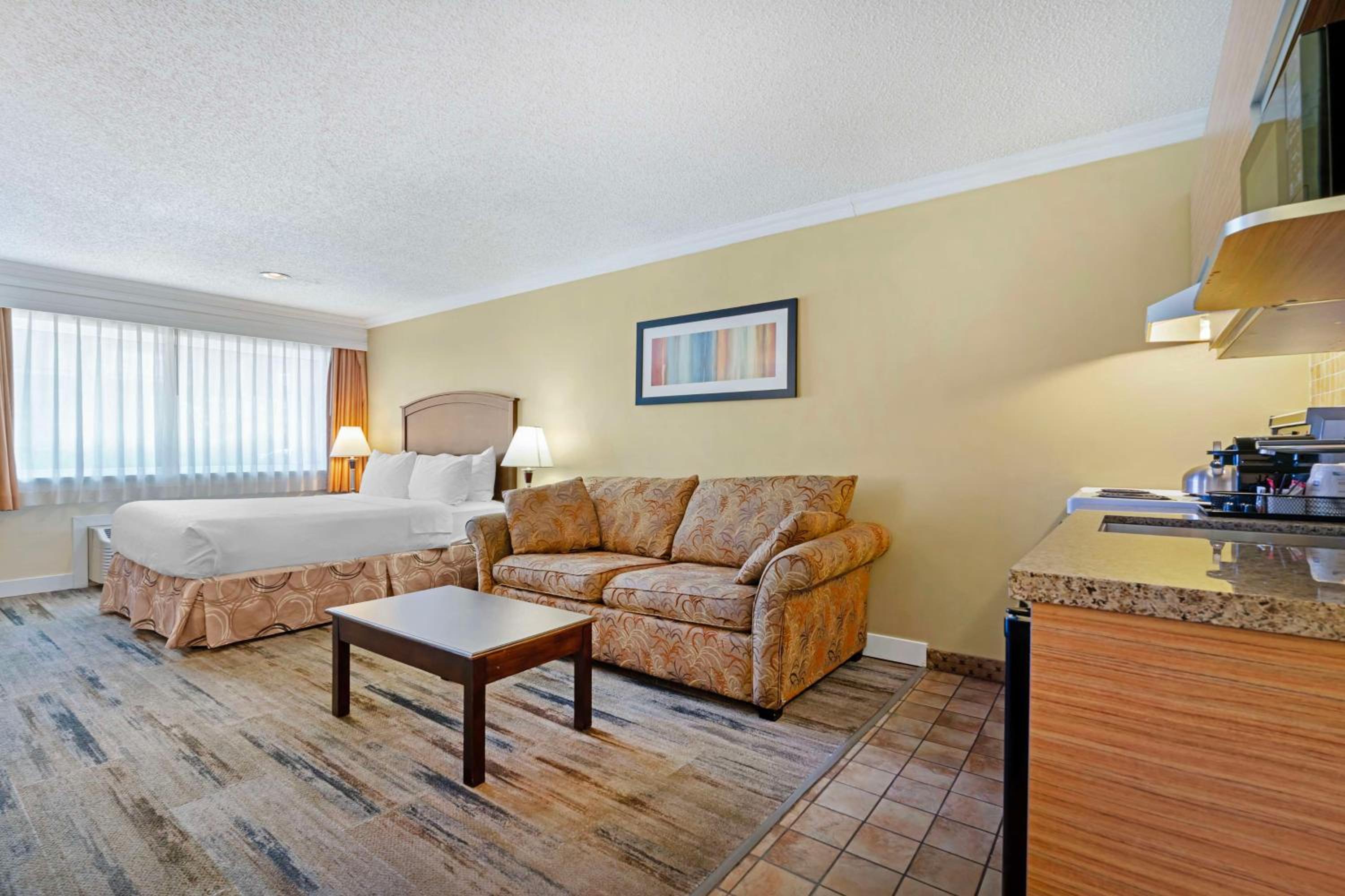 Kitchenette Room with One Queen Bed - Photo 2