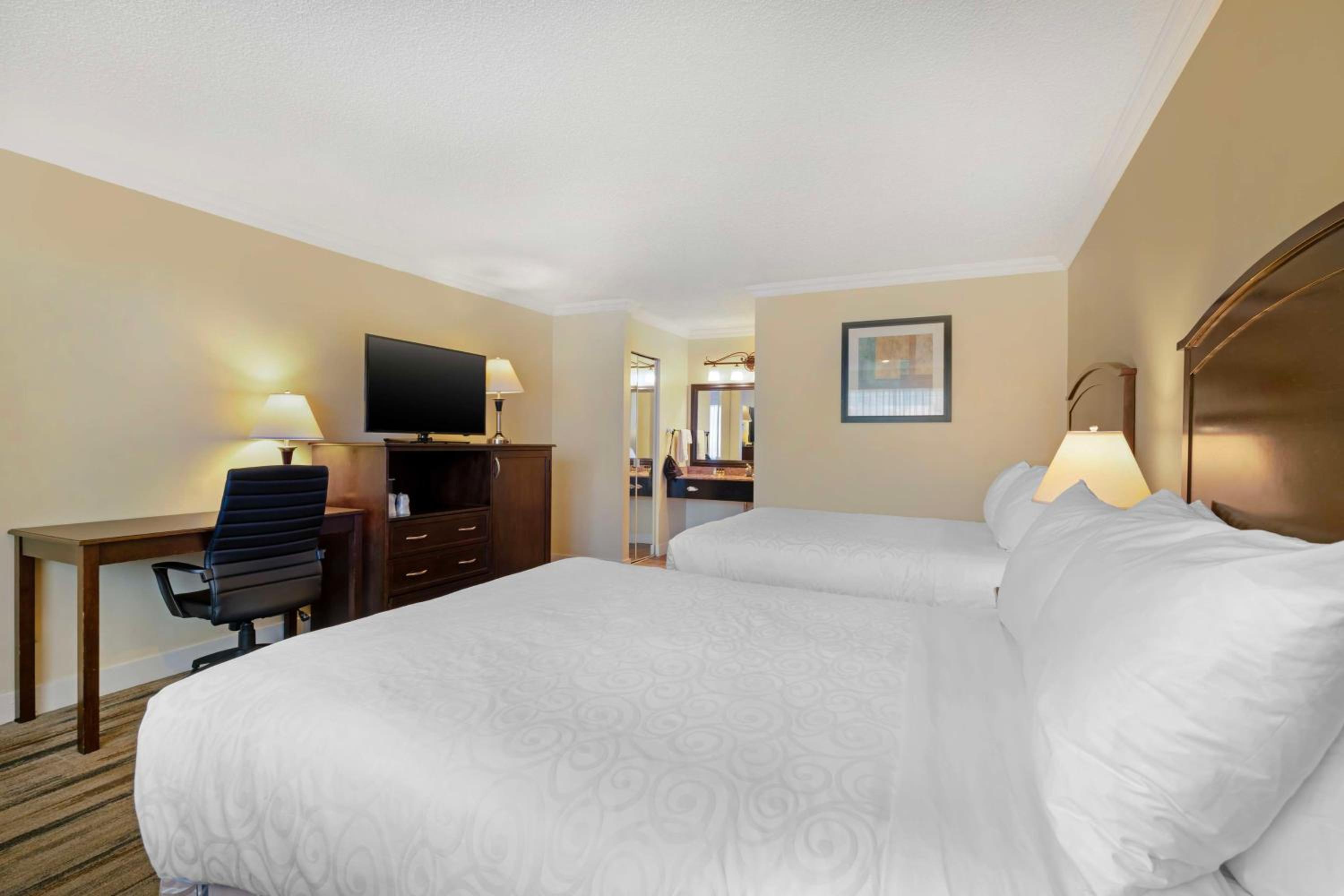 Queen Room with Two Queen Beds - Photo 2