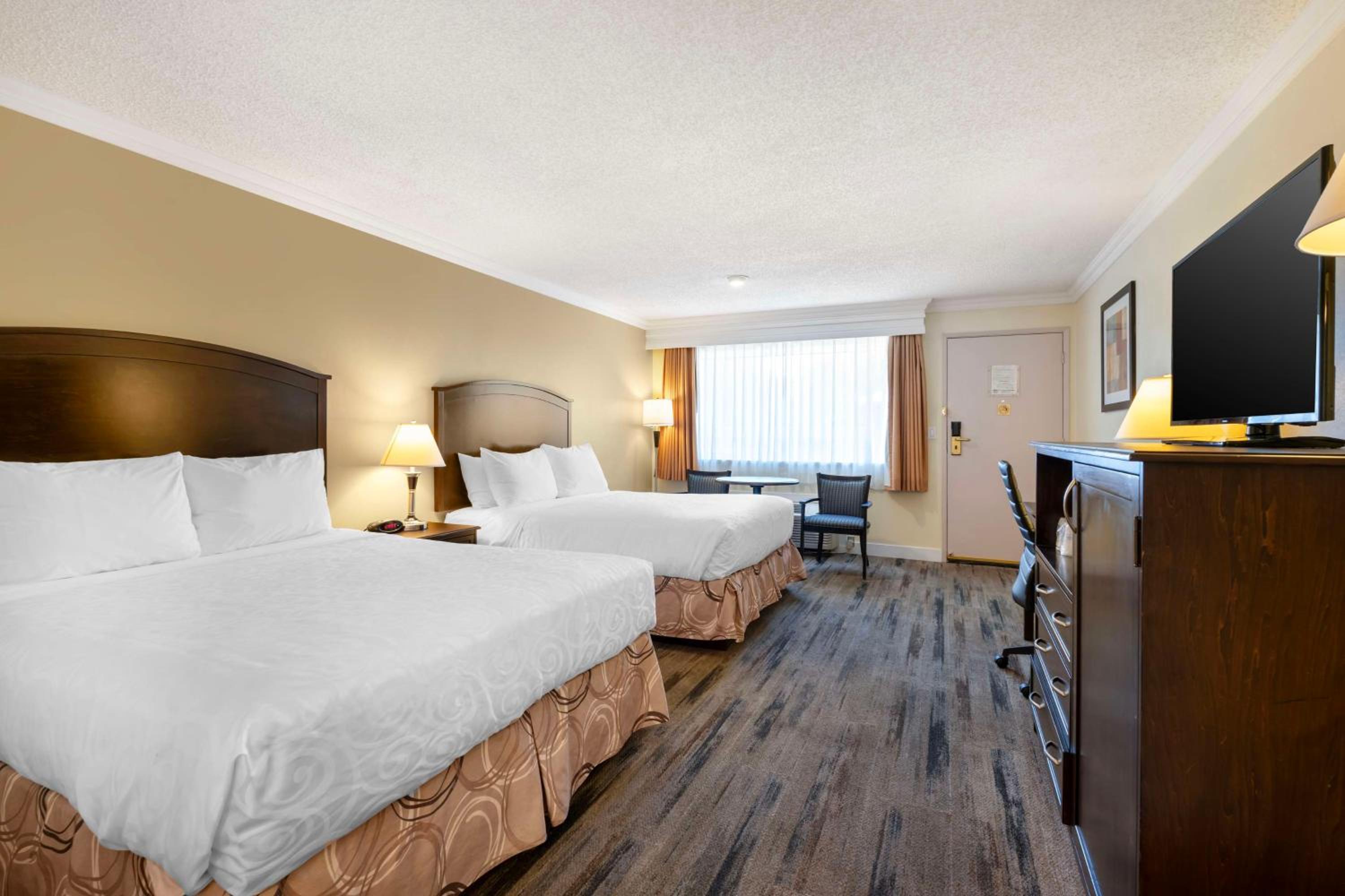 Queen Room with Two Queen Beds - Photo 3