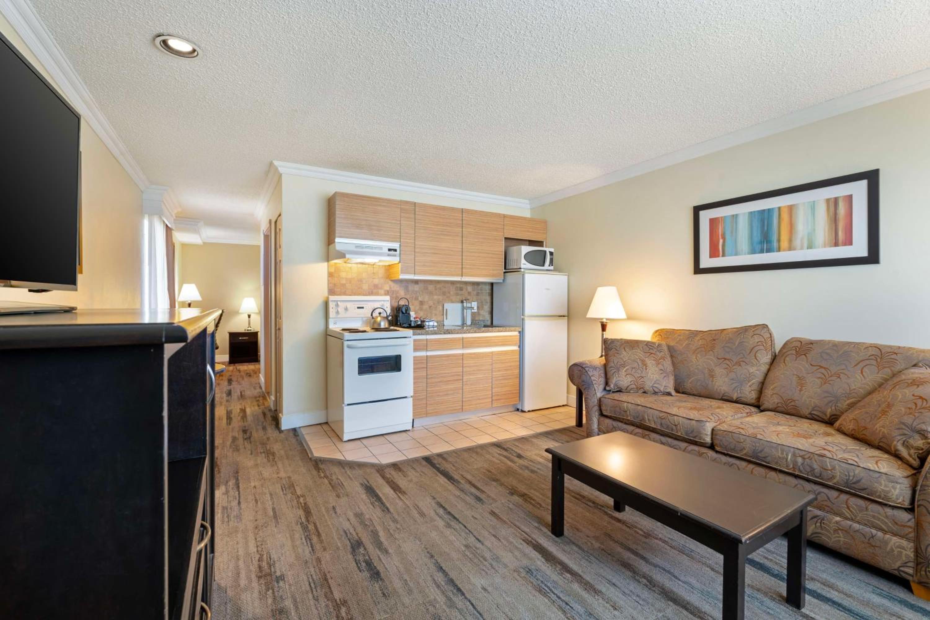 One-Bedroom Queen Suite with Sofa Bed - Non-Smoking - Photo 2