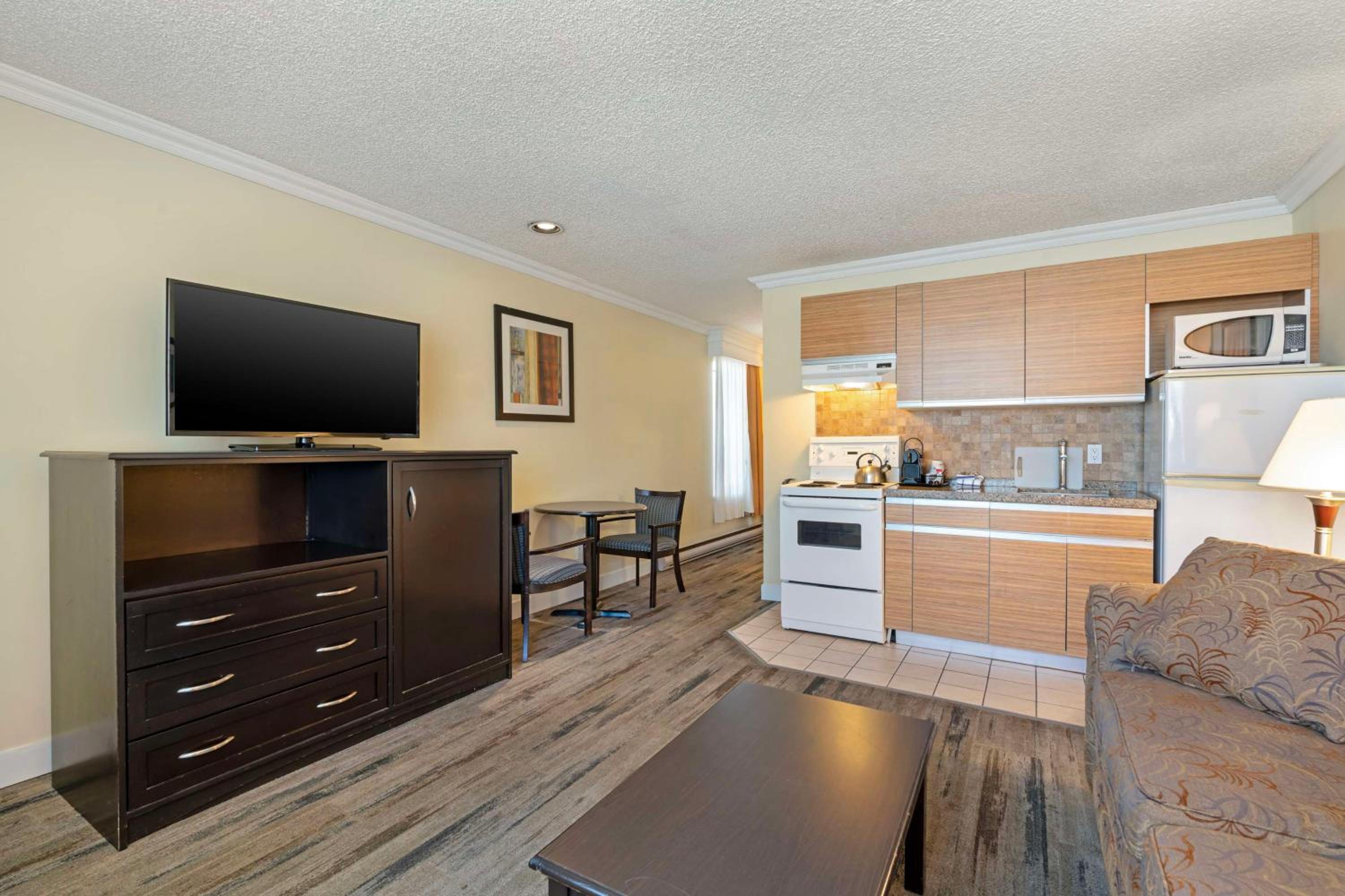 One-Bedroom Queen Suite with Sofa Bed - Non-Smoking - Photo 4