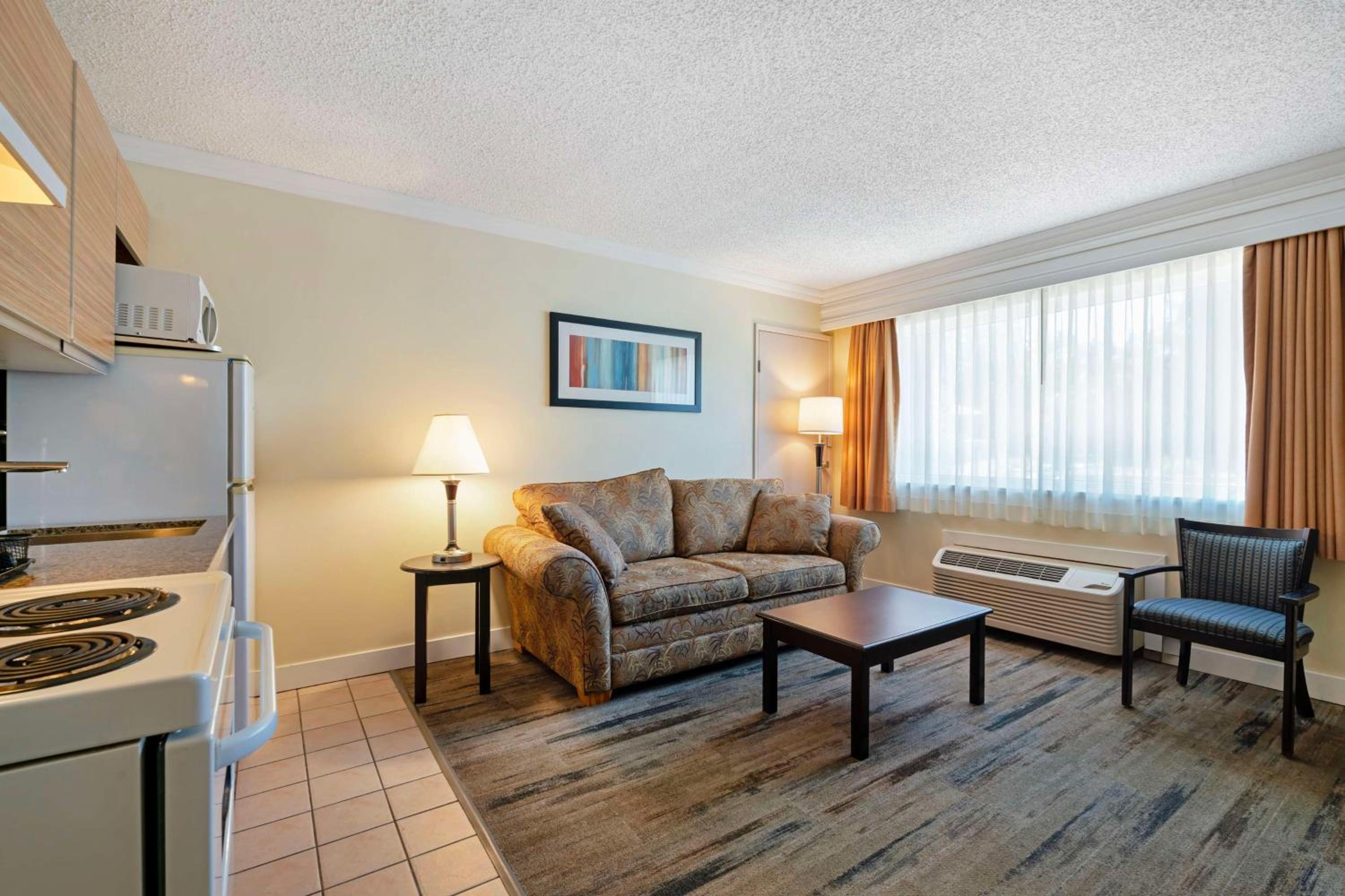 One-Bedroom Queen Suite with Sofa Bed - Non-Smoking - Photo 6