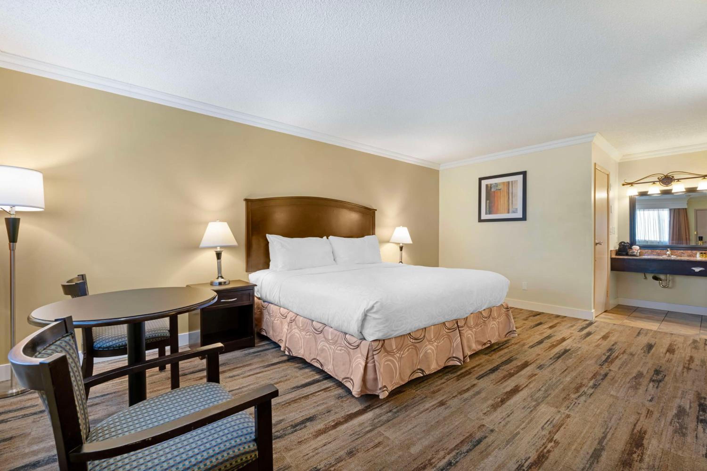 King Room - Non-Smoking - Photo 3