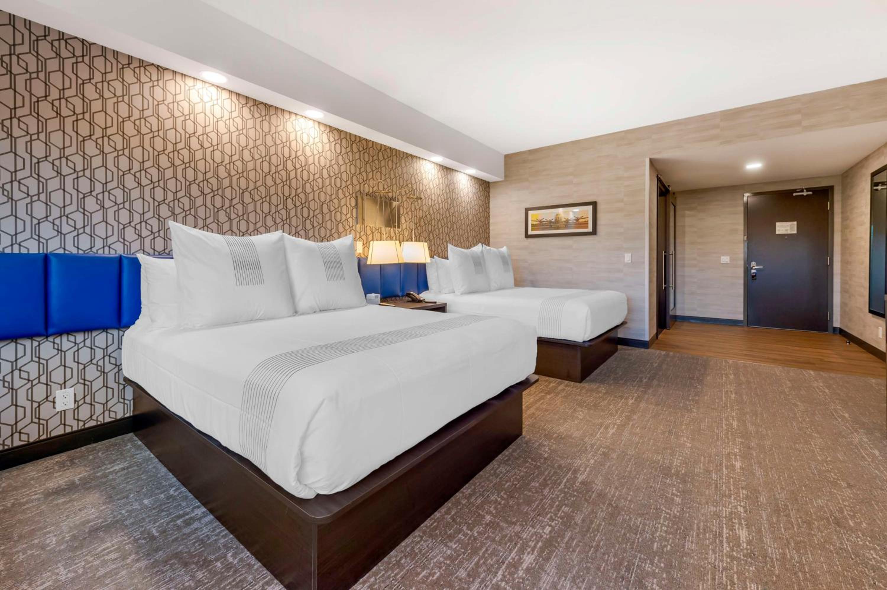 Queen Room with Two Queen Beds and Roll-In Shower - Mobility Access/Non-Smoking