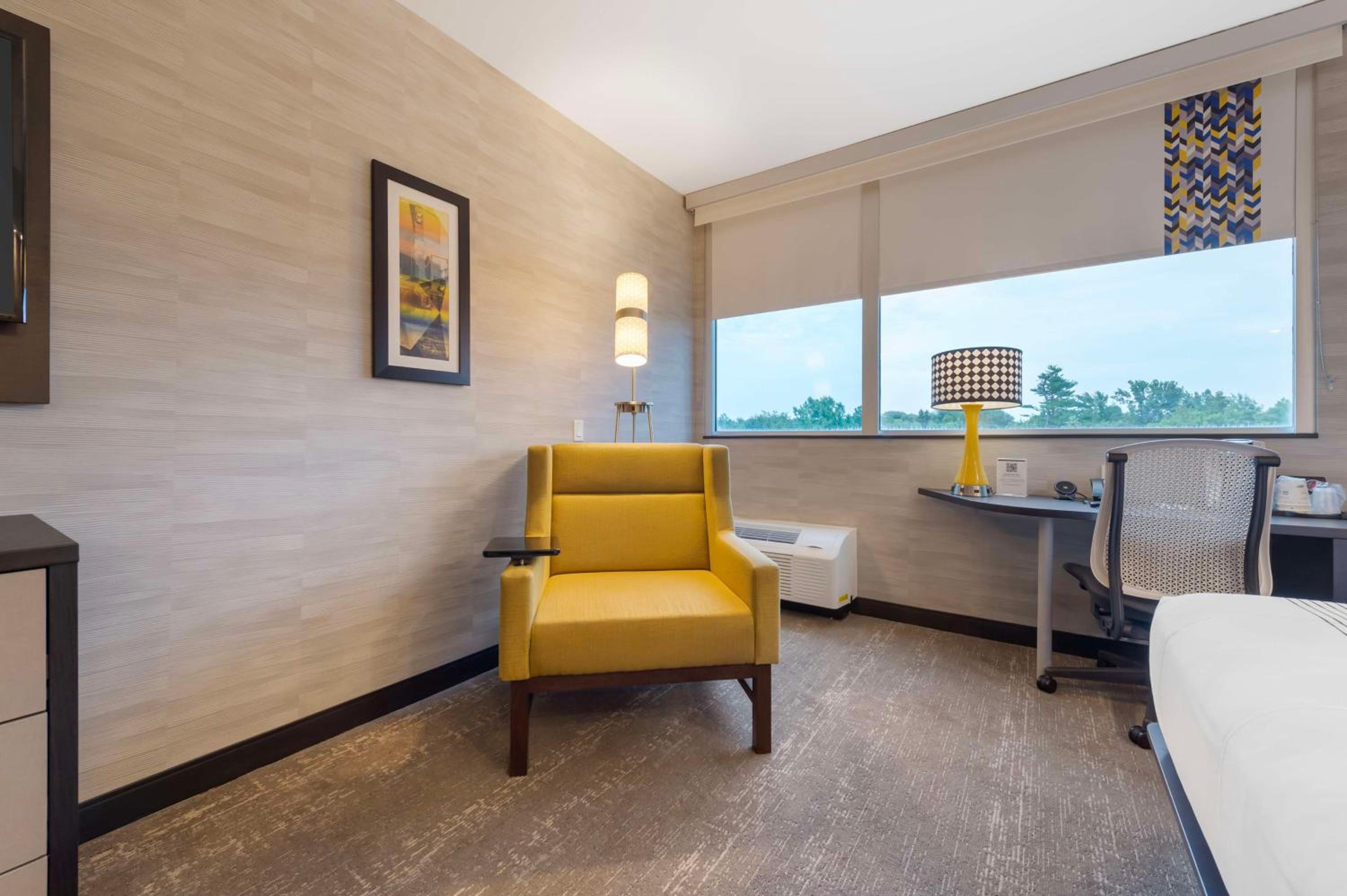 Queen Room with Two Queen Beds and Roll-In Shower - Mobility Access/Non-Smoking