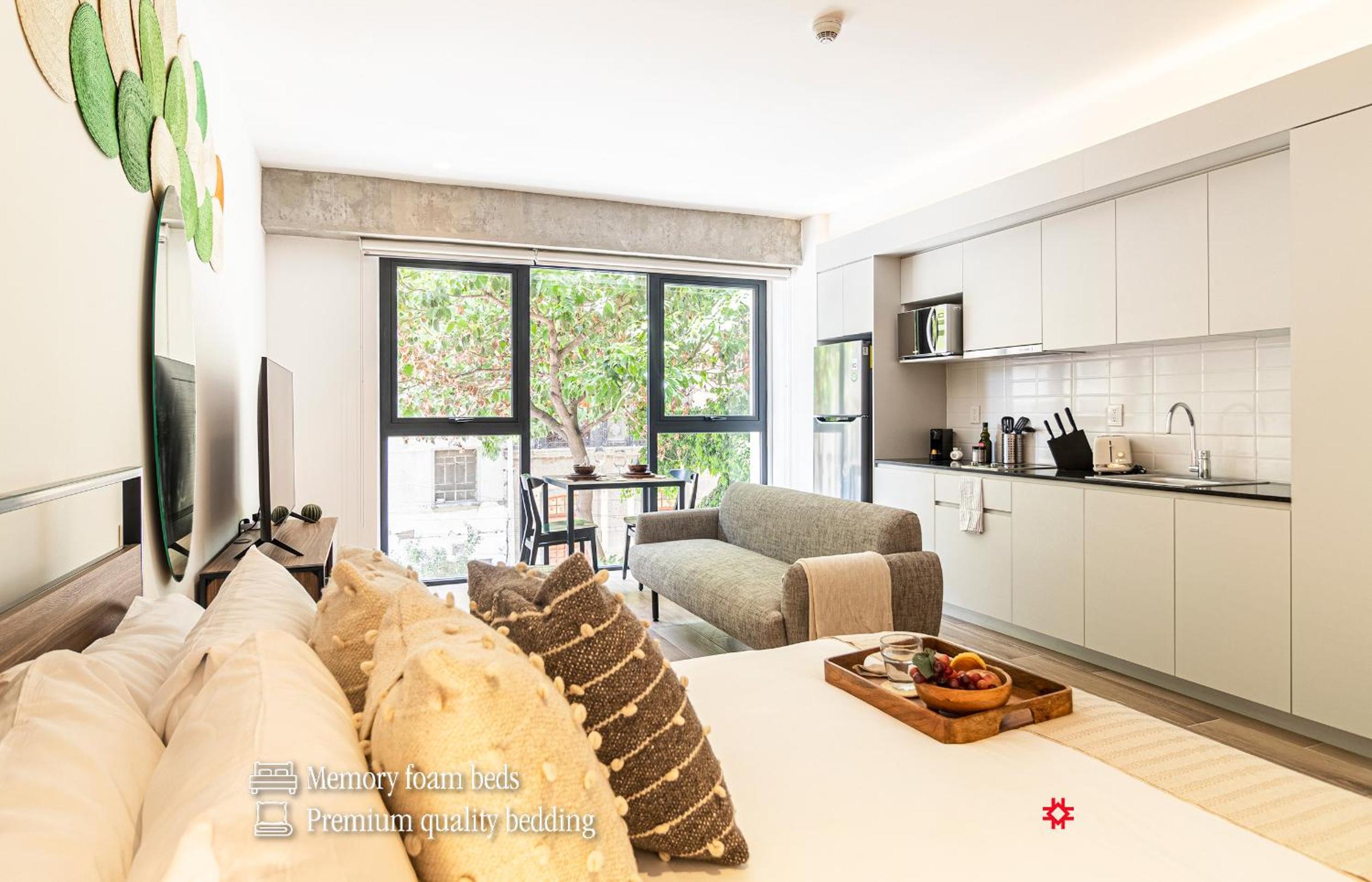 Deluxe studio apartment with queen bed photo 1