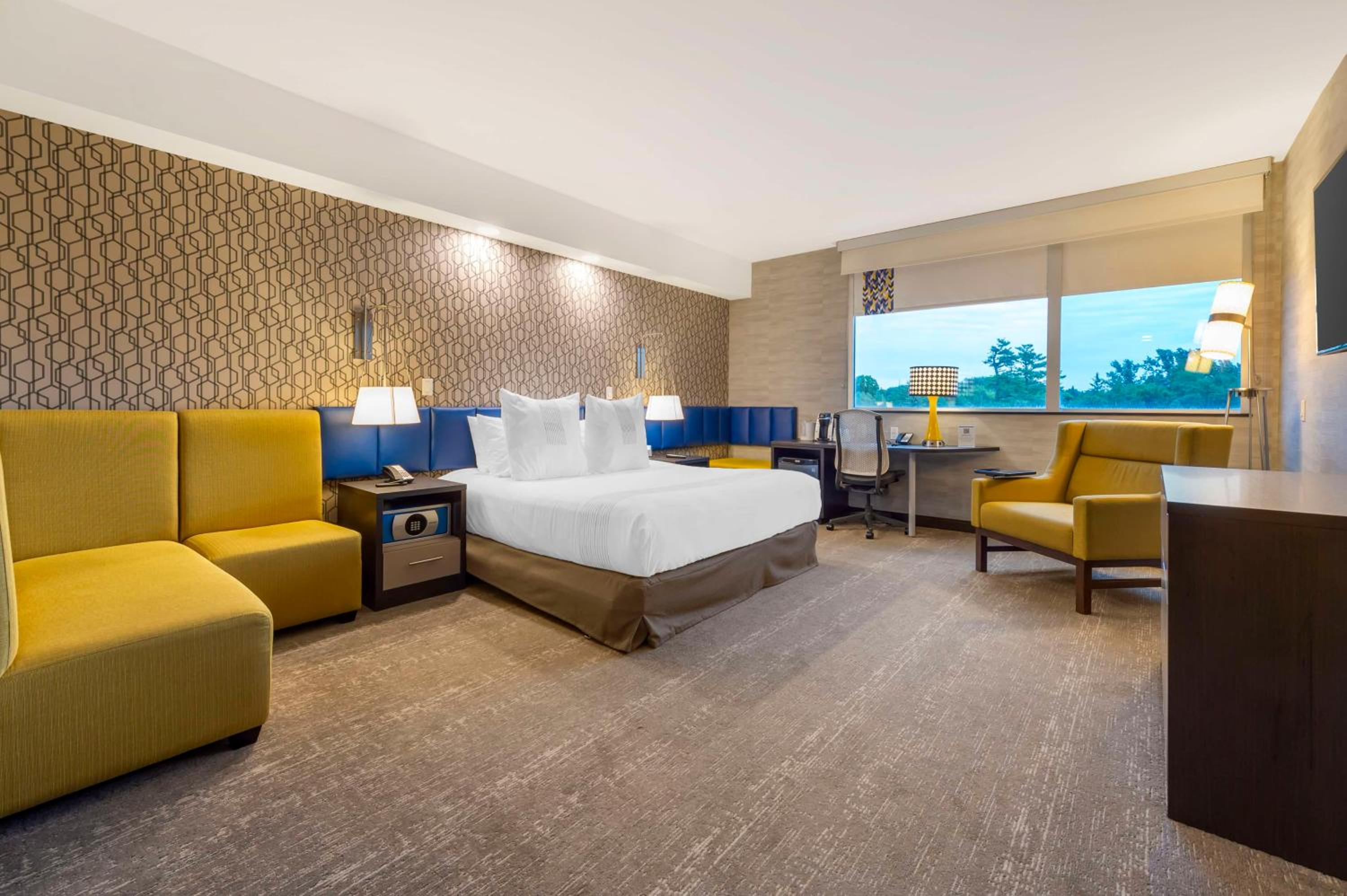 King Room with Roll-in Shower - Disability Access/Non-Smoking