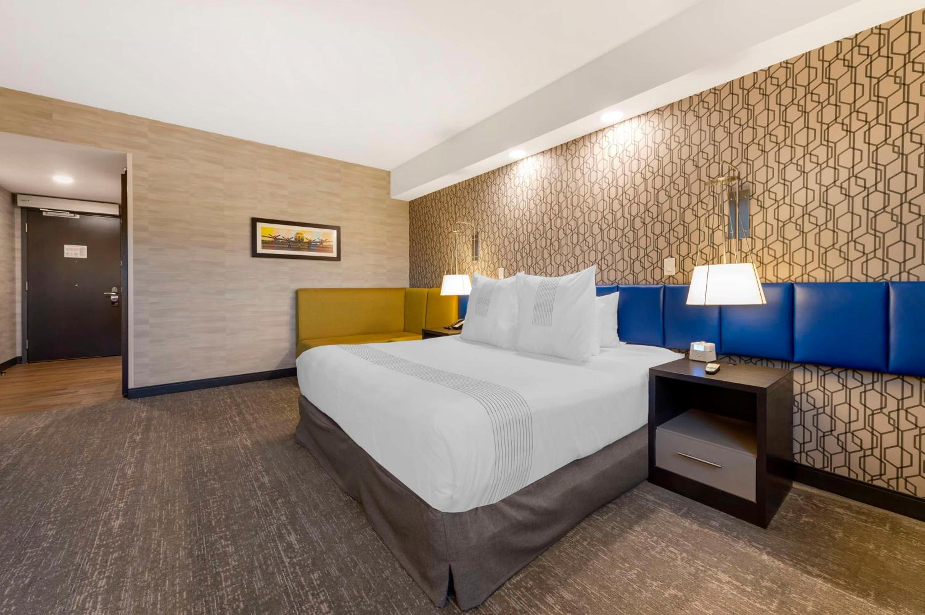 King Room with Roll-in Shower - Disability Access/Non-Smoking