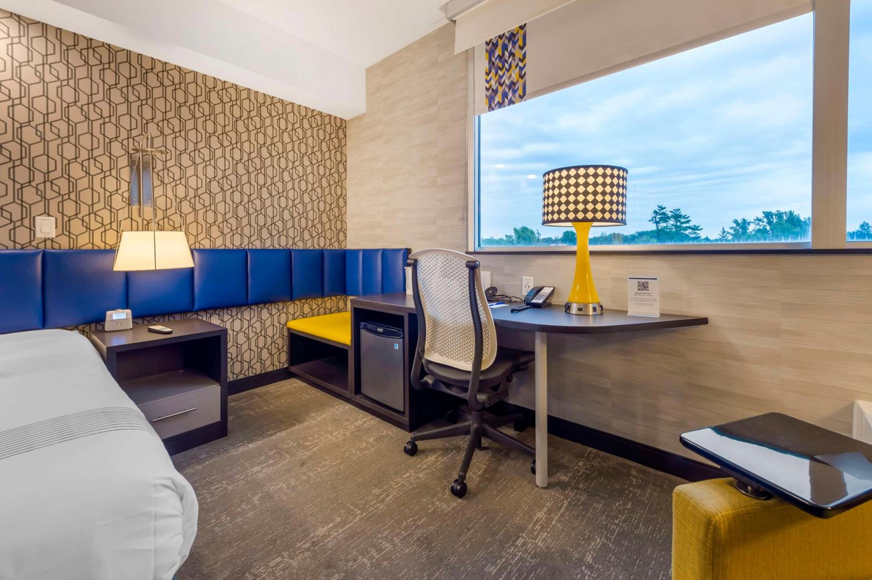 King Room with Roll-in Shower - Disability Access/Non-Smoking