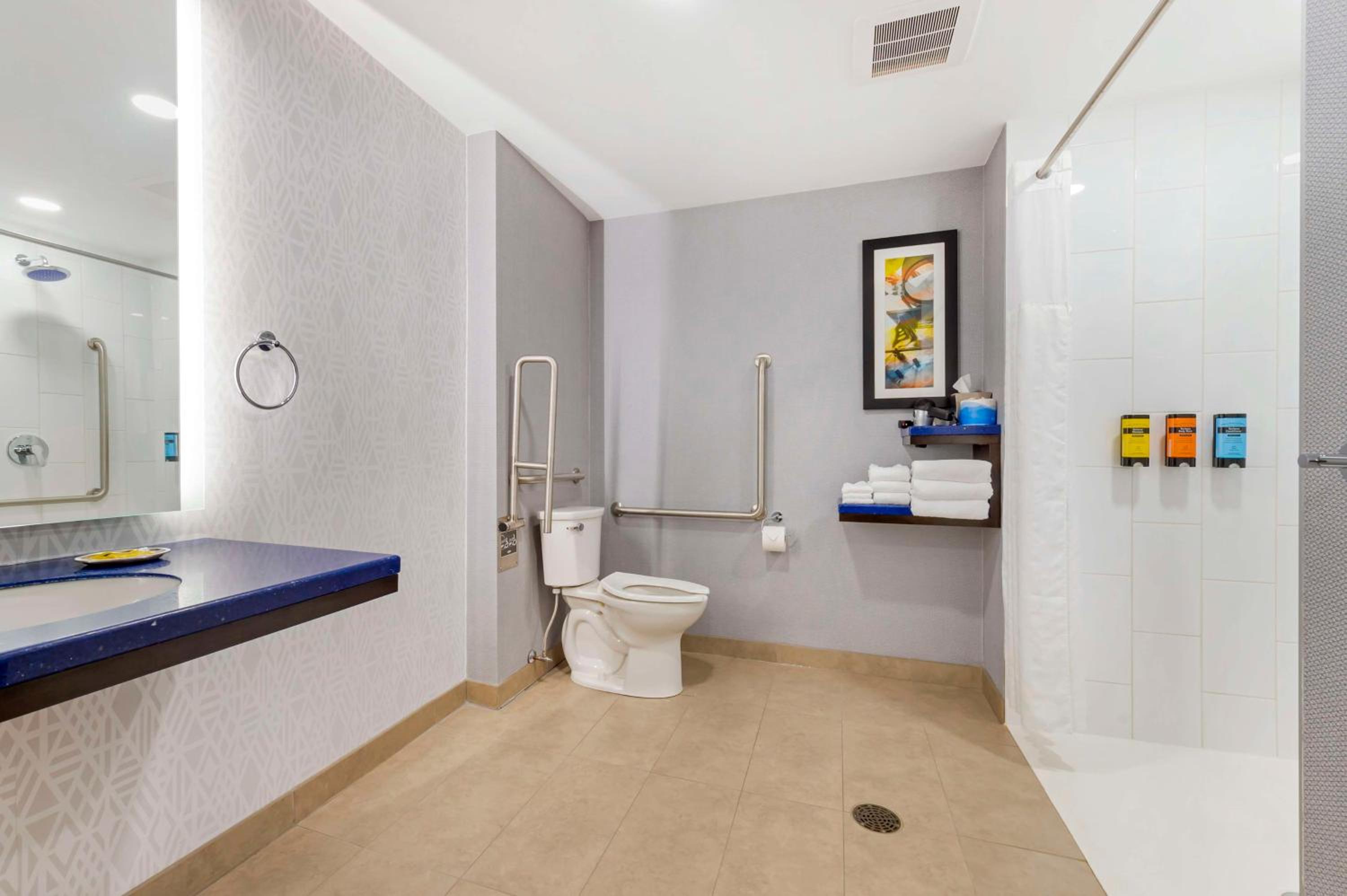 Queen Room with Two Queen Beds and Roll-In Shower - Mobility Access/Non-Smoking
