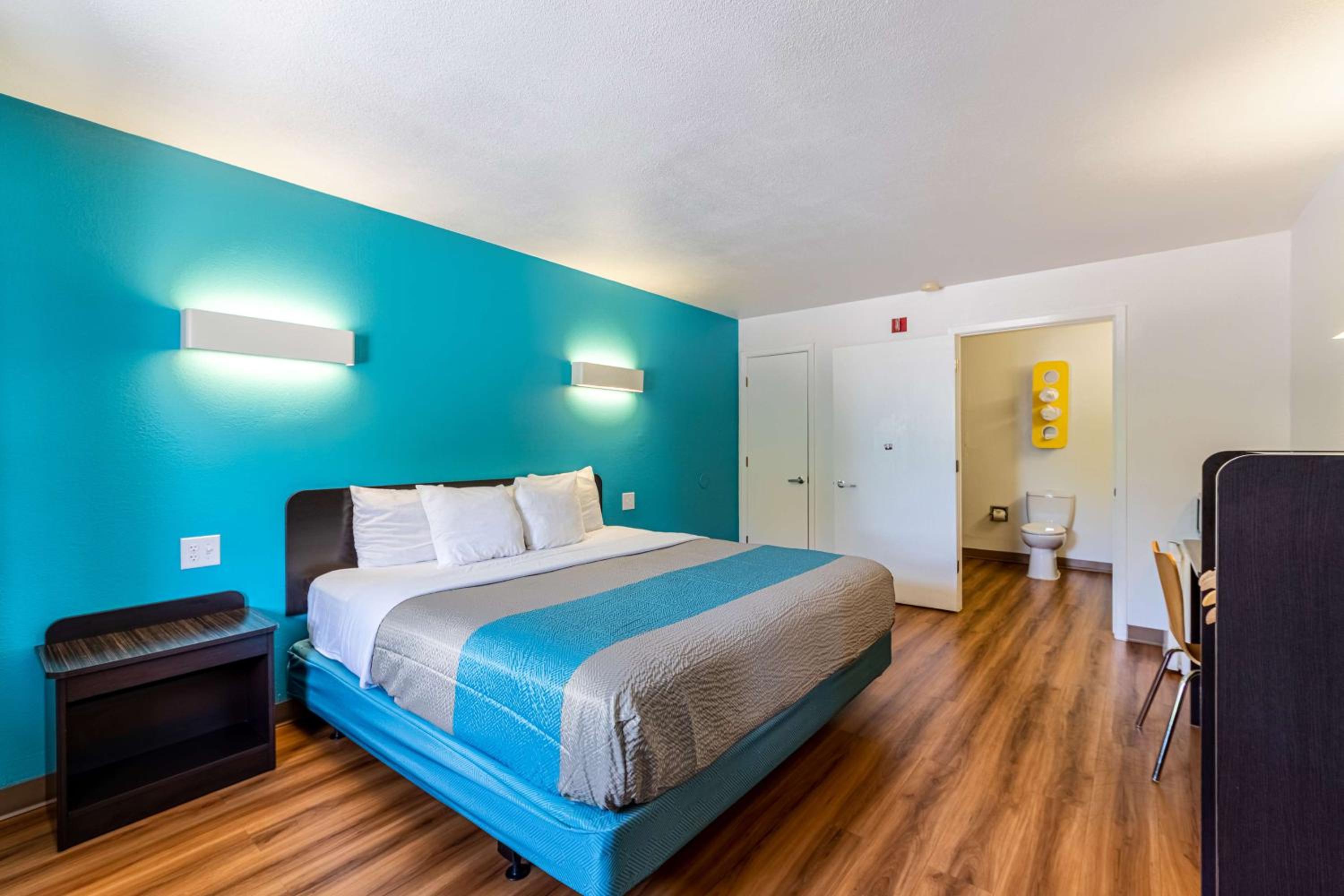 King Room - Disability Access - Non-Smoking photo 3