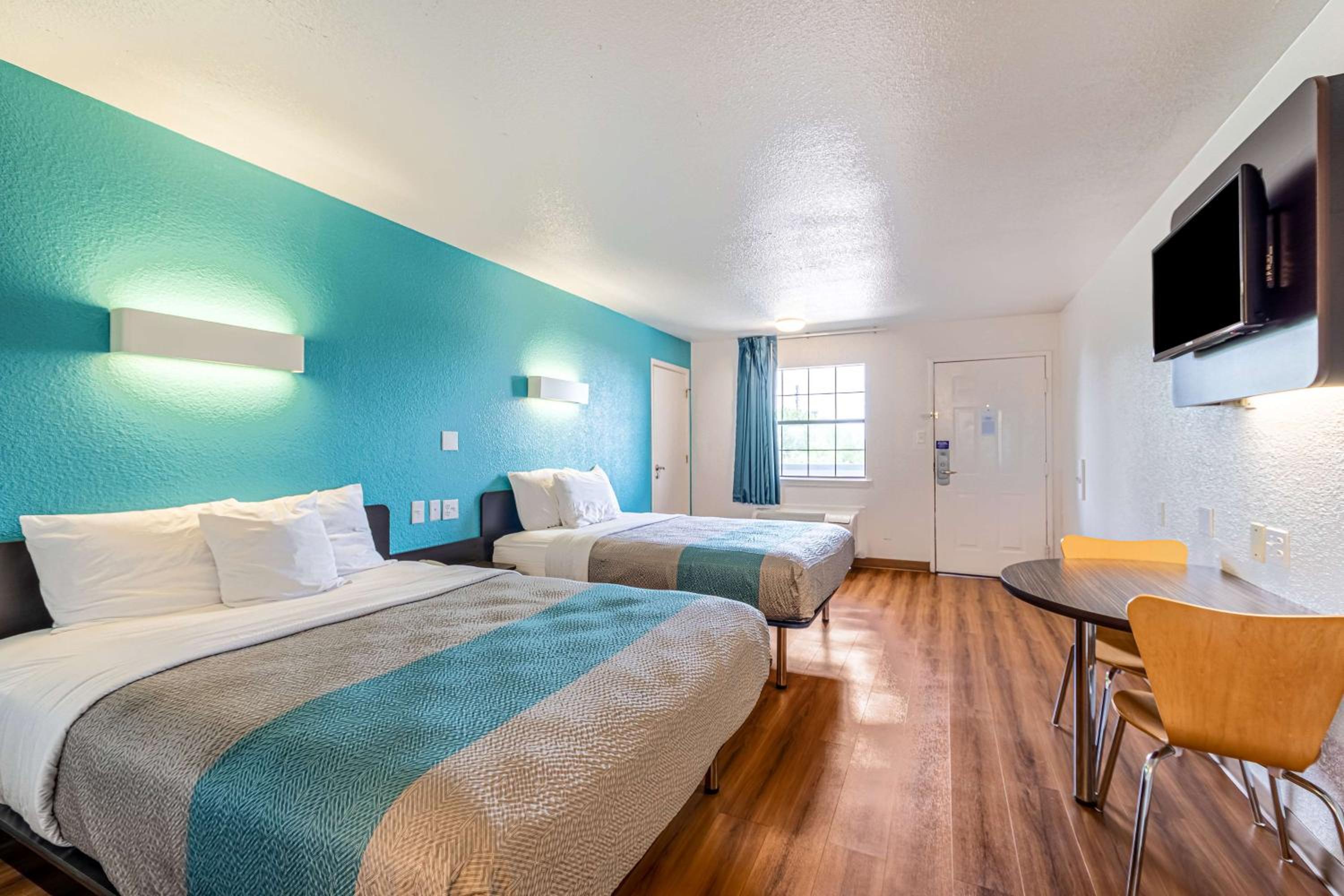 Deluxe Queen Room with Two Queen Beds - Non-Smoking photo 3