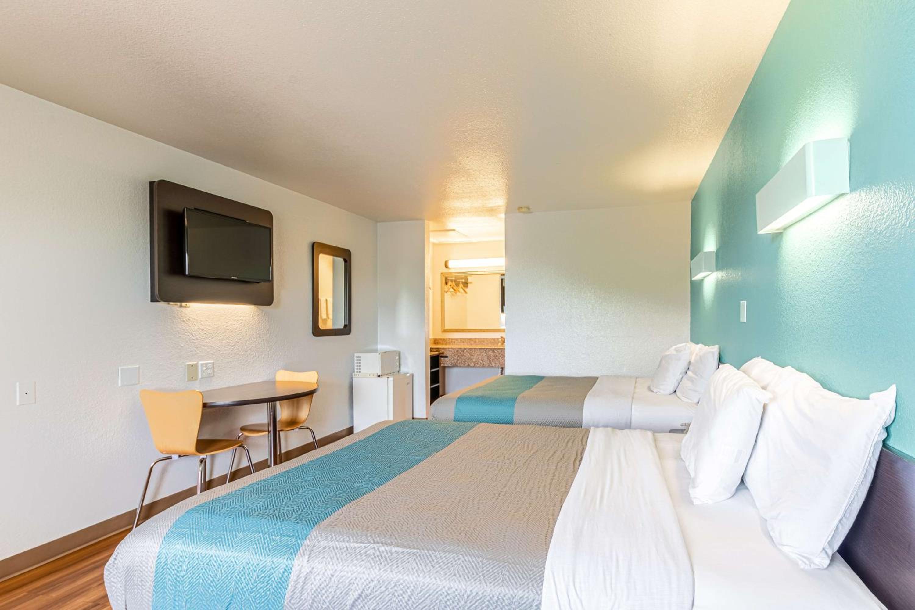 Deluxe Queen Room with Two Queen Beds - Non-Smoking photo 2