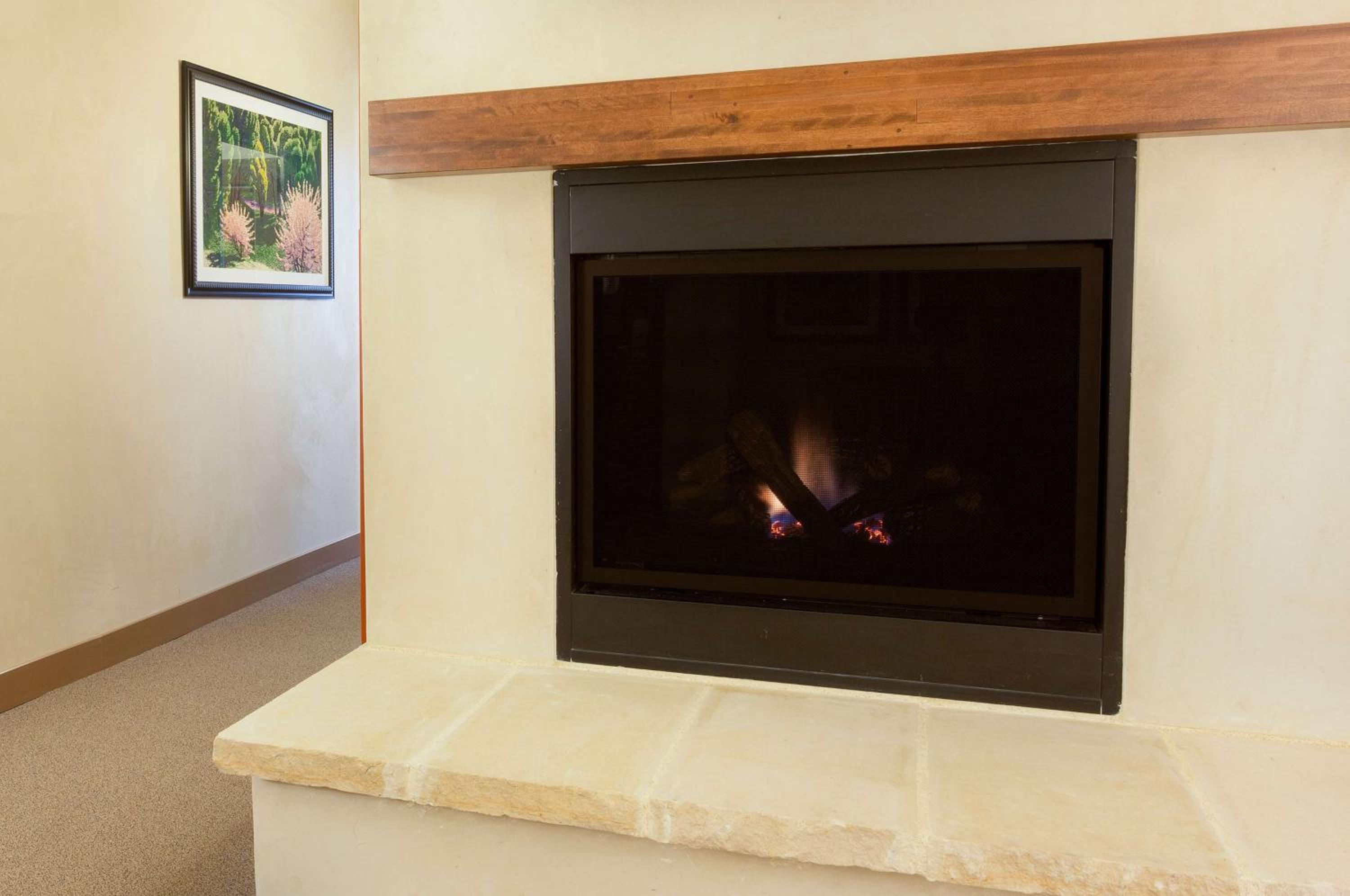 Superior King Room With Fireplace And Whirlpool Tub