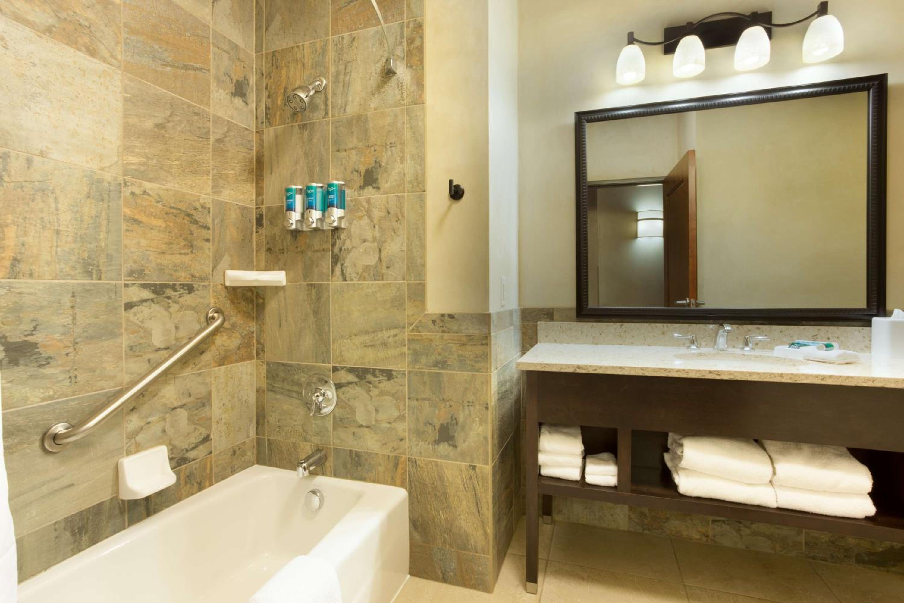 Superior King Room - Accessible, Tub