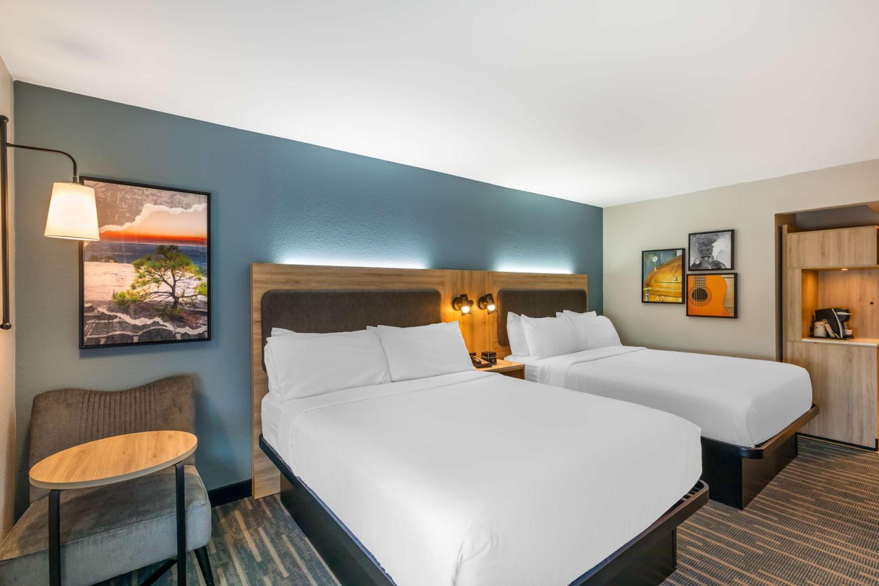 Queen Room With Two Queen Beds - Photo 1