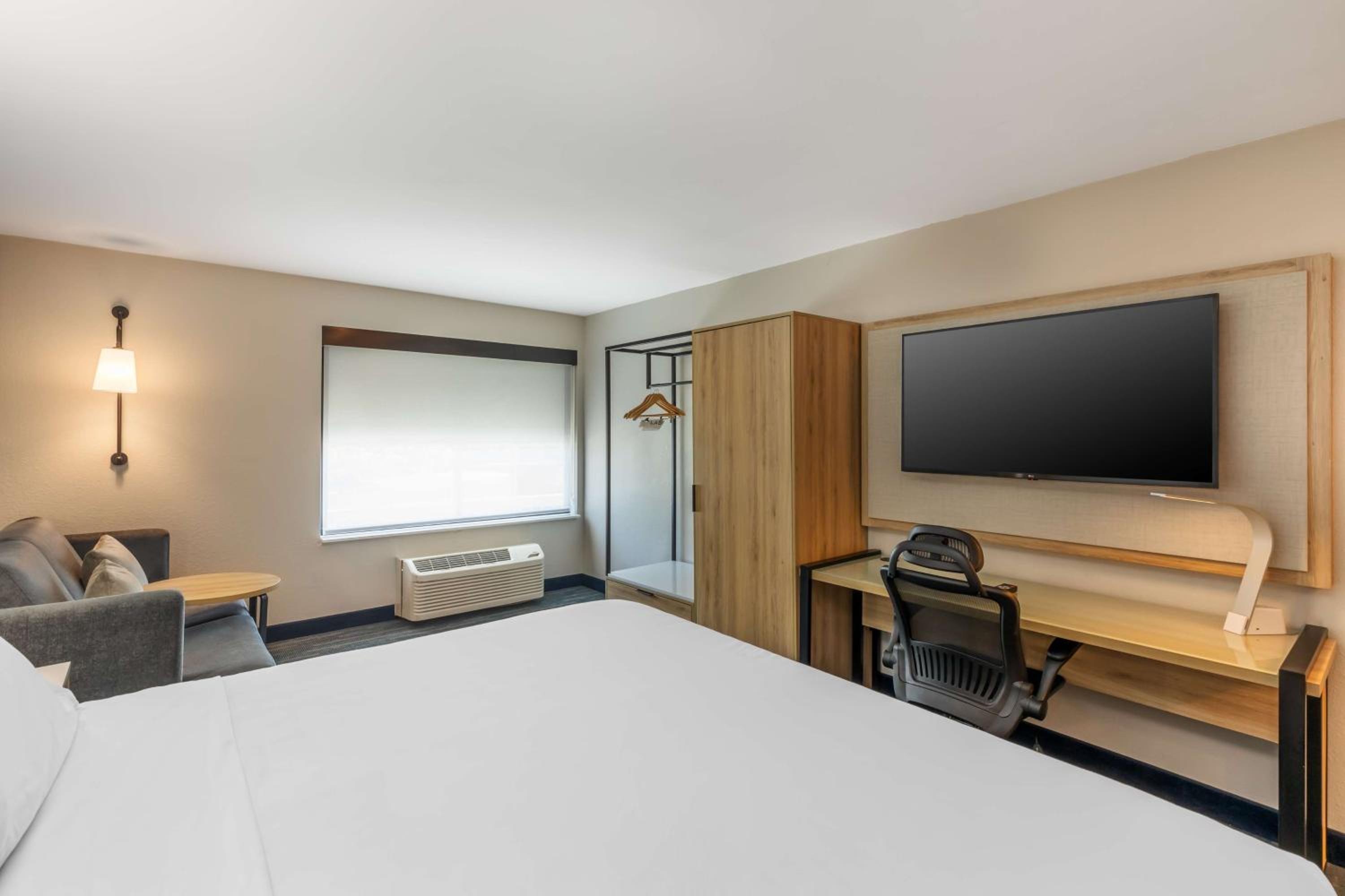 King Room With Sofa Bed - Non-Smoking - Photo 3