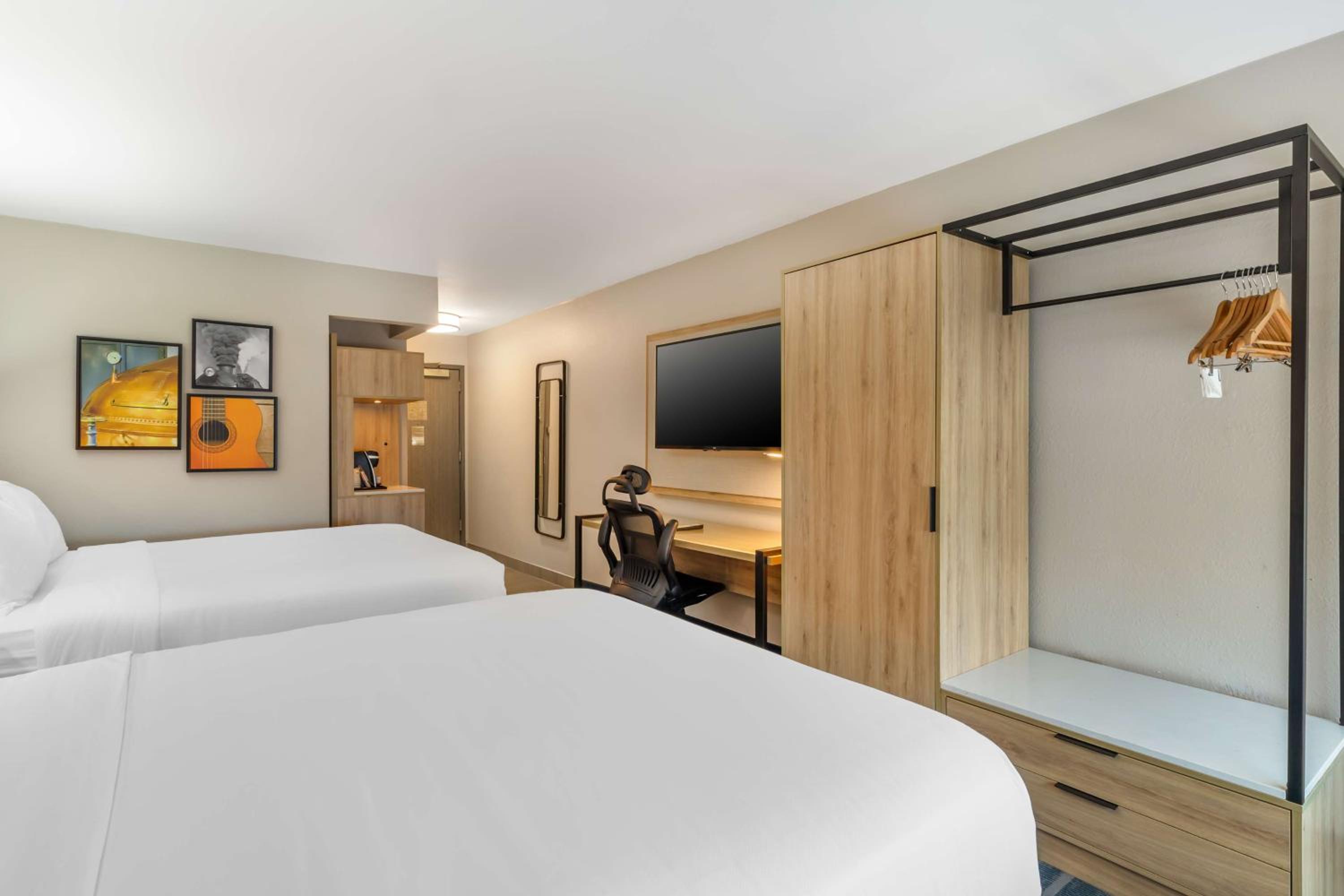 Queen Room With Two Queen Beds - Photo 4
