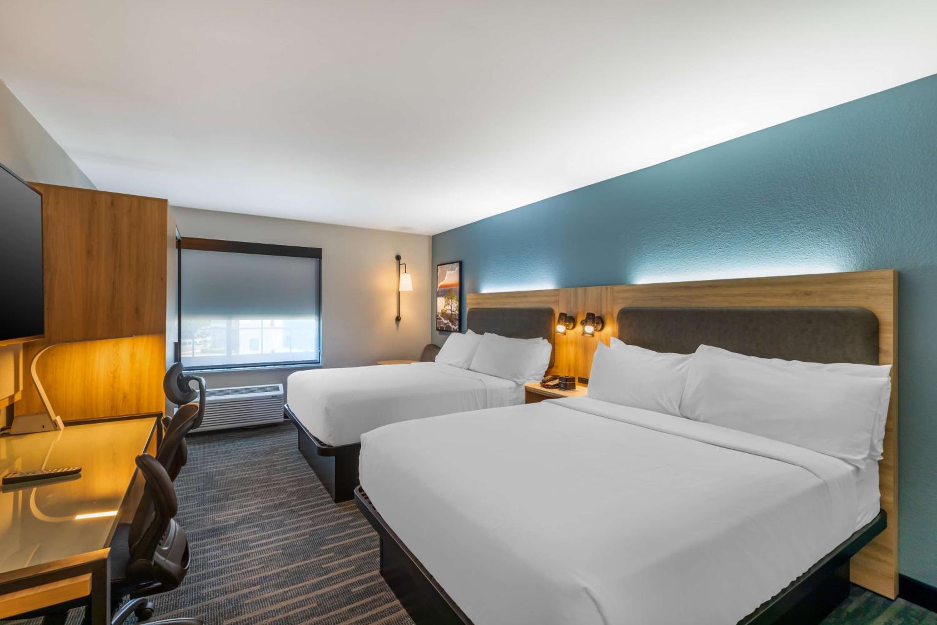 Queen Room With Two Queen Beds - Photo 3