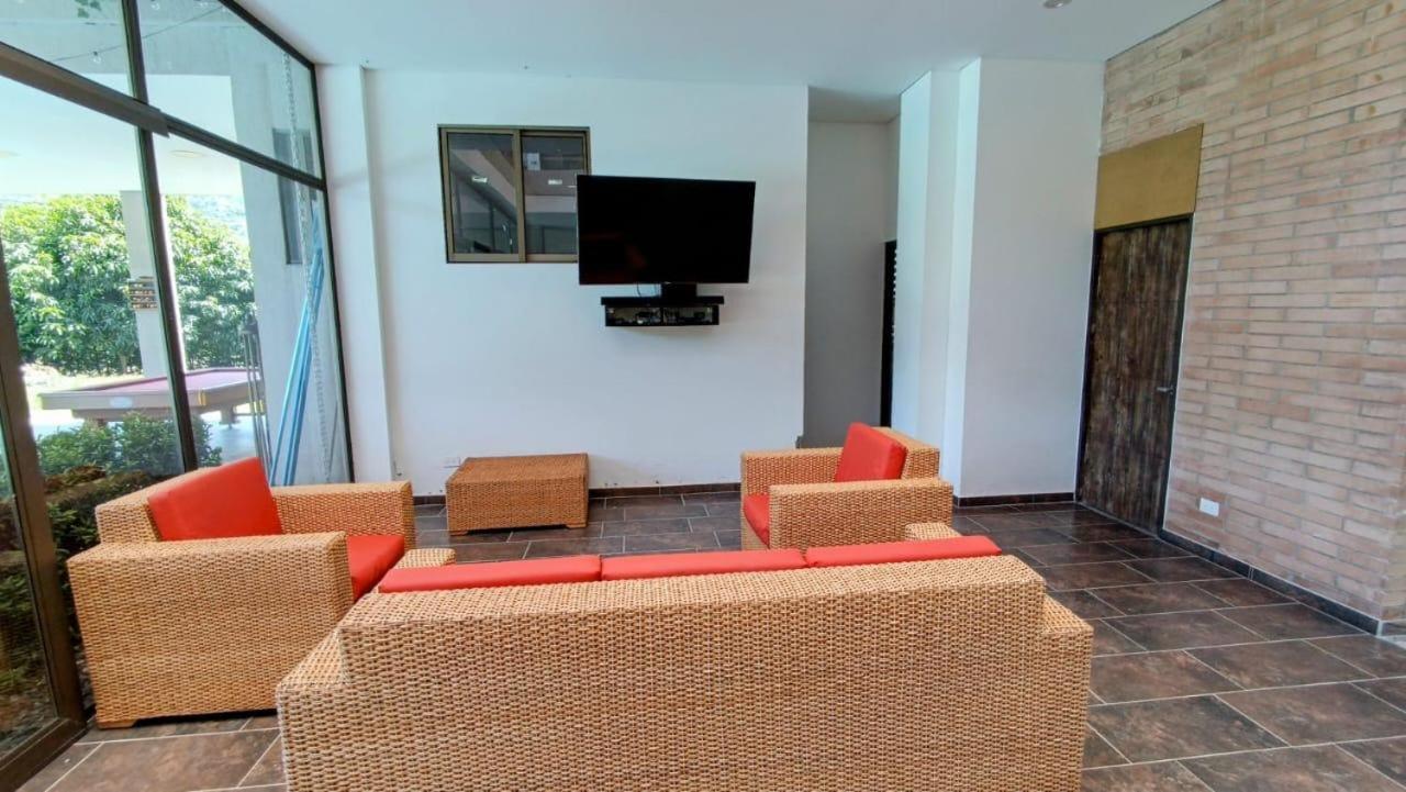 Five-Bedroom House photo 1
