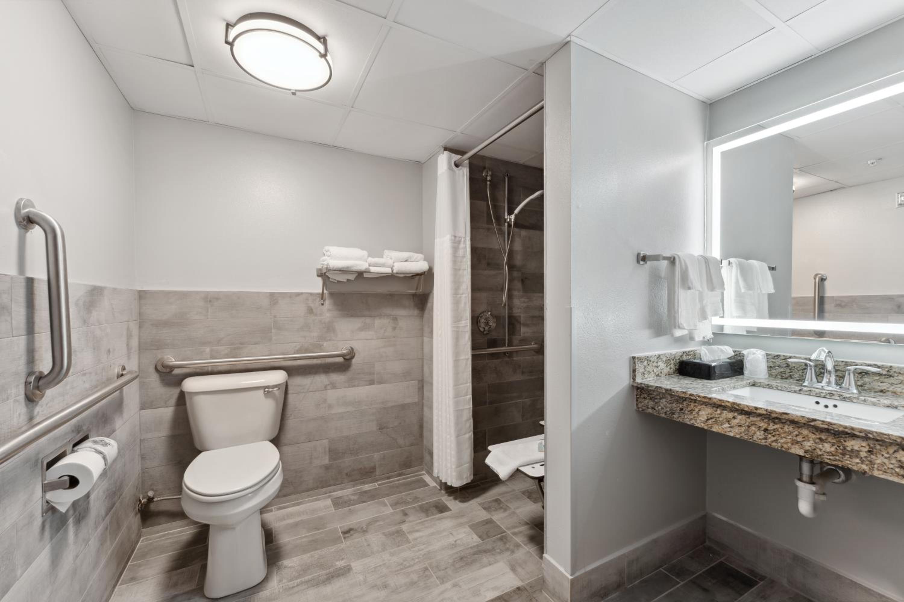 Queen Room with Balcony - Mobility Accessible/Non-Smoking photo 3