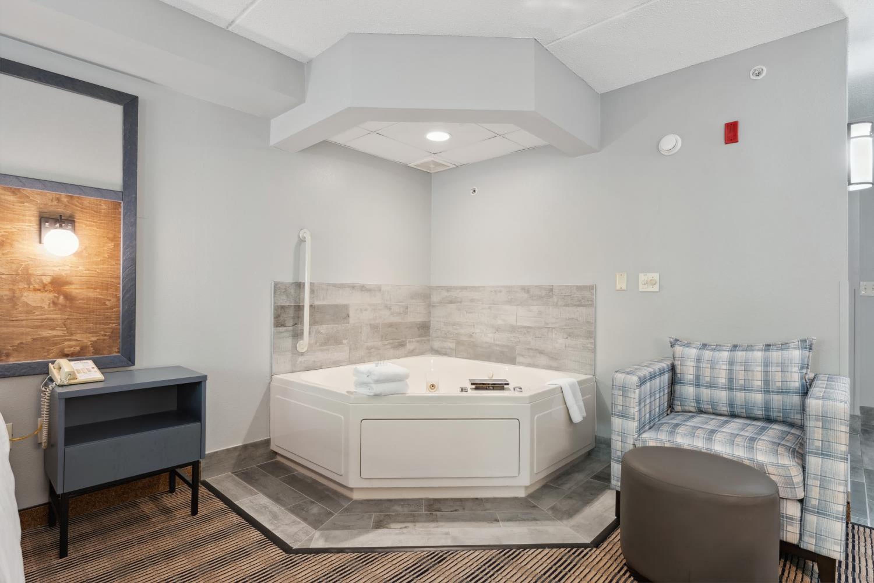 King Room with Jetted Tub - Non-Smoking photo 3