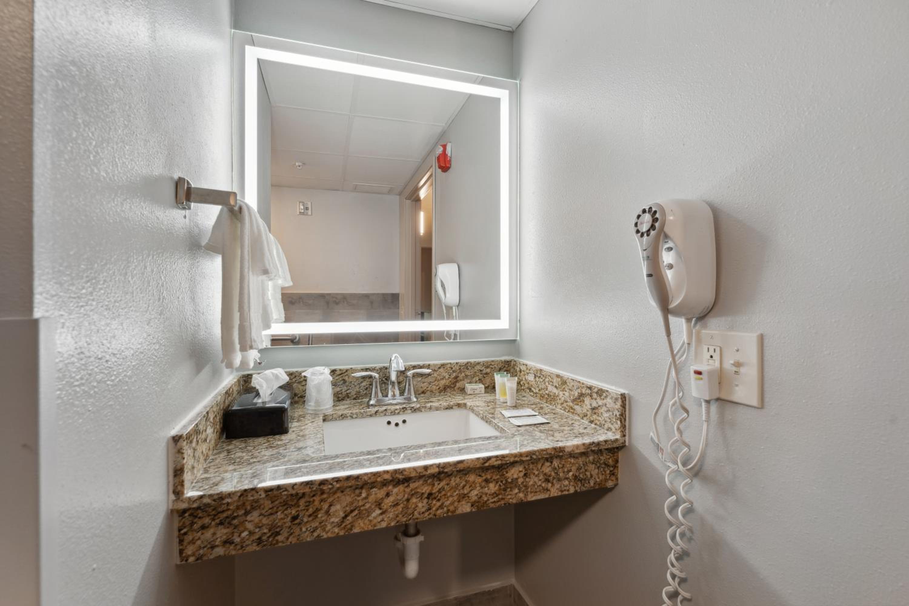 Queen Room with Balcony - Mobility Accessible/Non-Smoking photo 2
