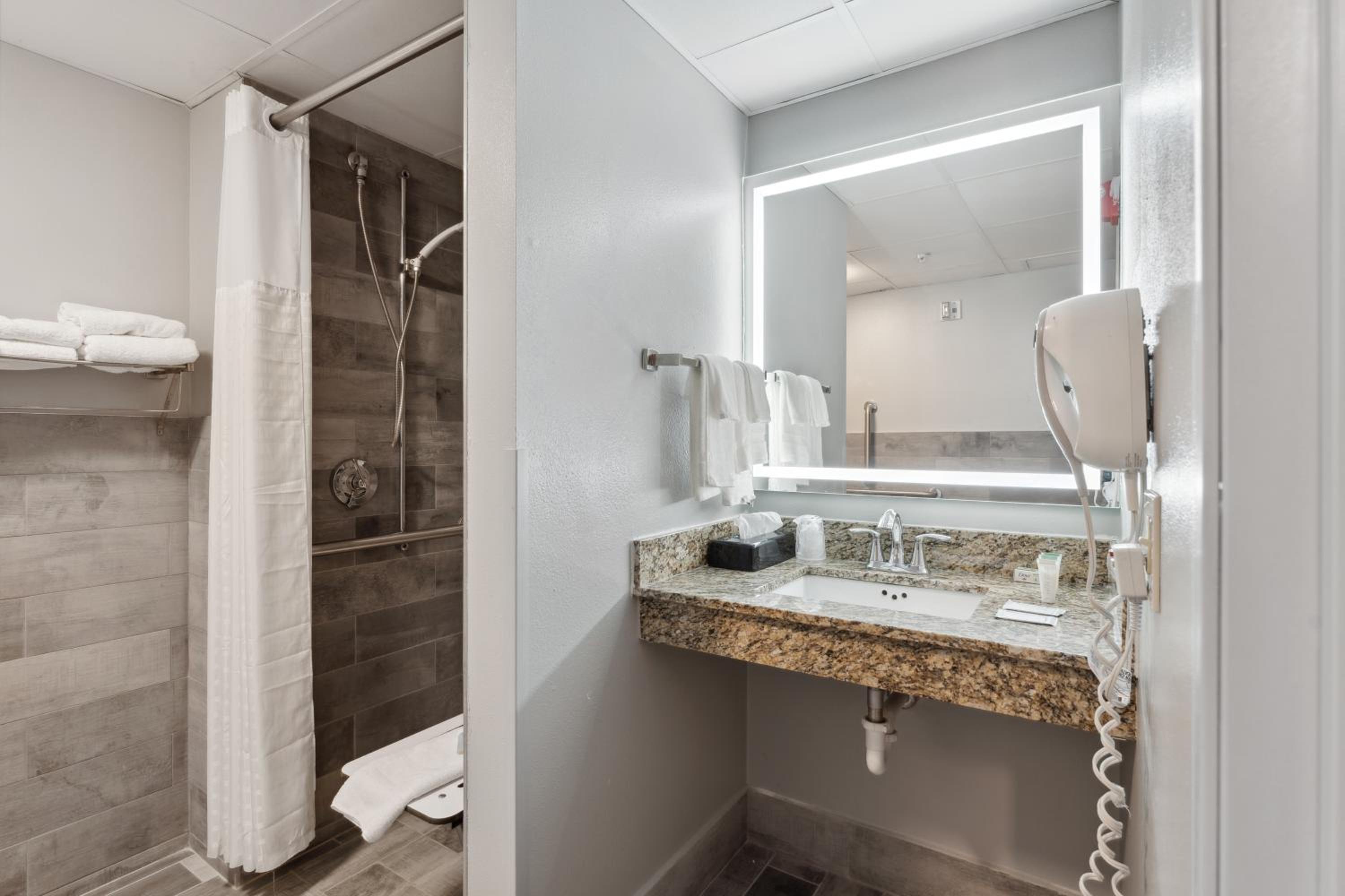 King Room - Mobility Access/Non-Smoking photo 2