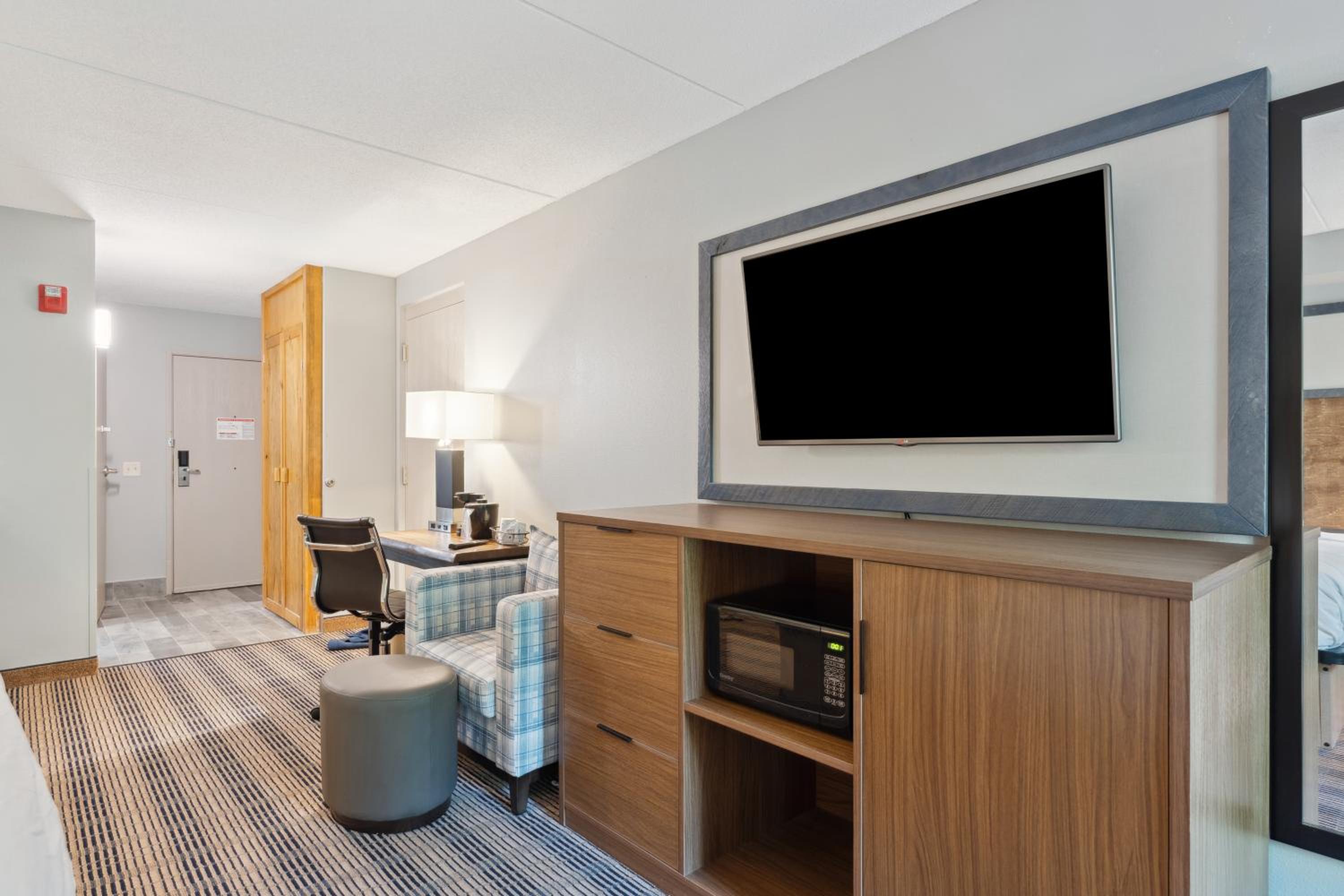 Queen Room with Balcony - Mobility Accessible/Non-Smoking photo 1