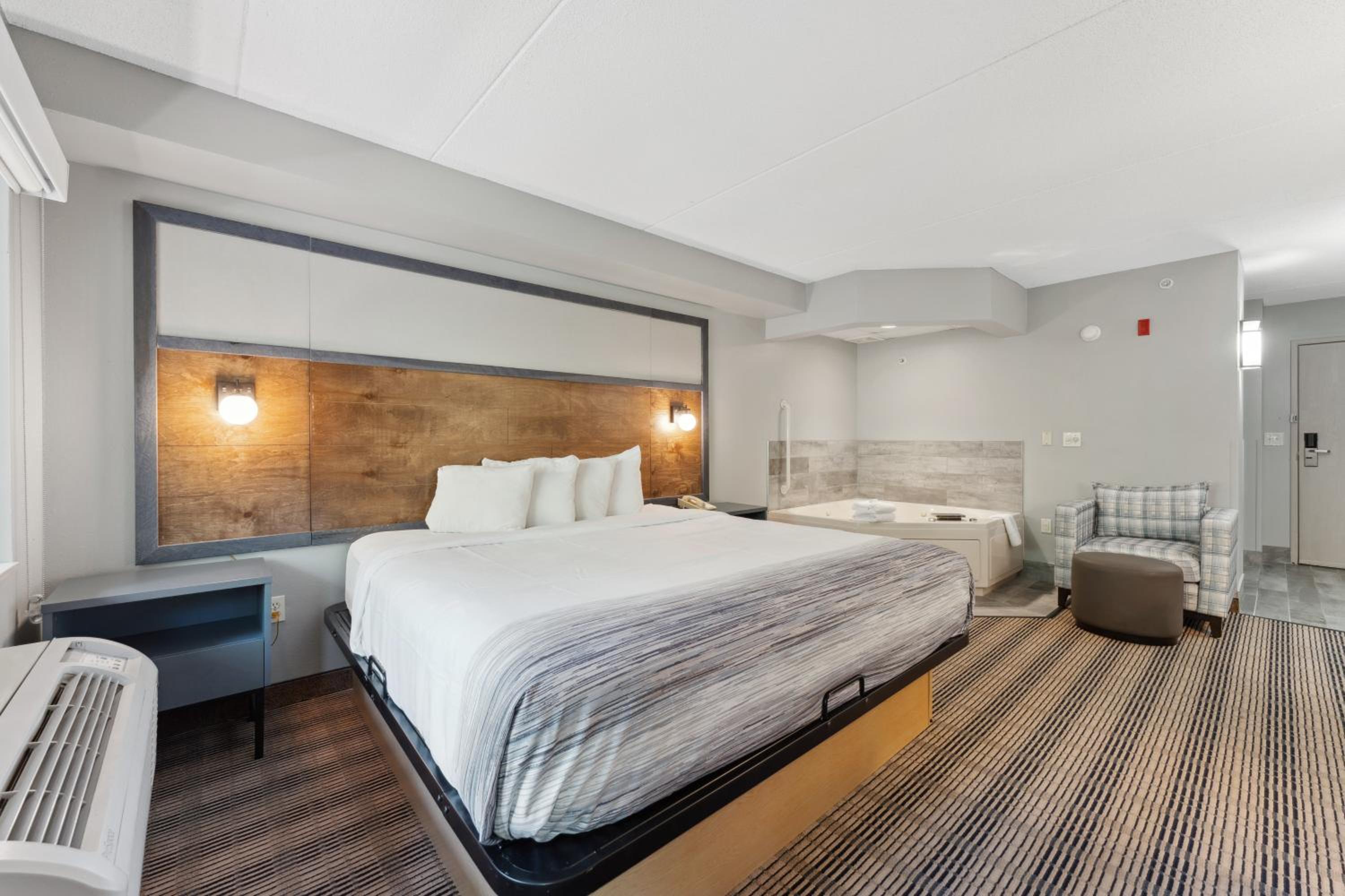 King Room with Jetted Tub - Non-Smoking photo 1