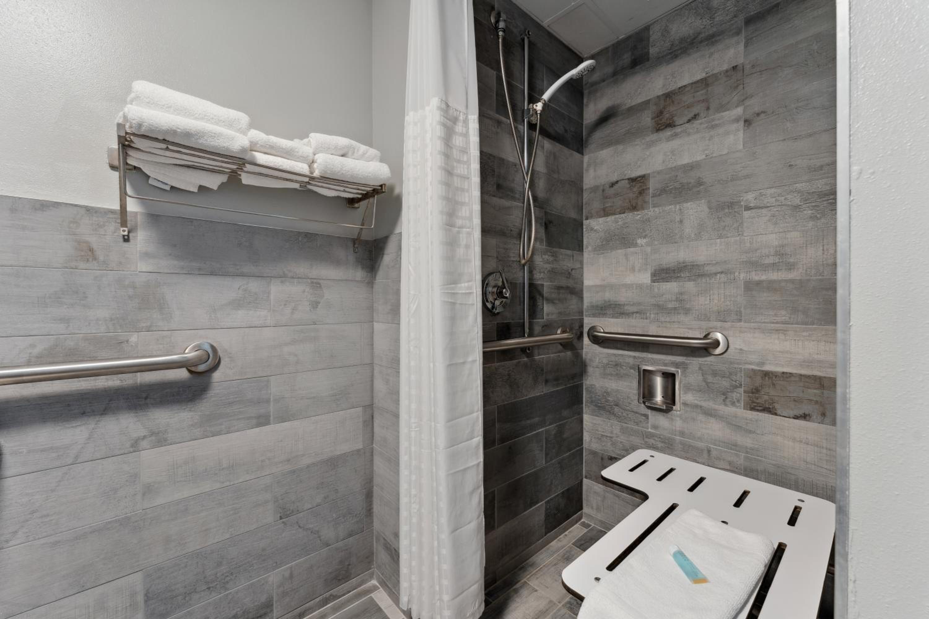 King Room with Jetted Tub - Mobility Accessible/Non-Smoking photo 2