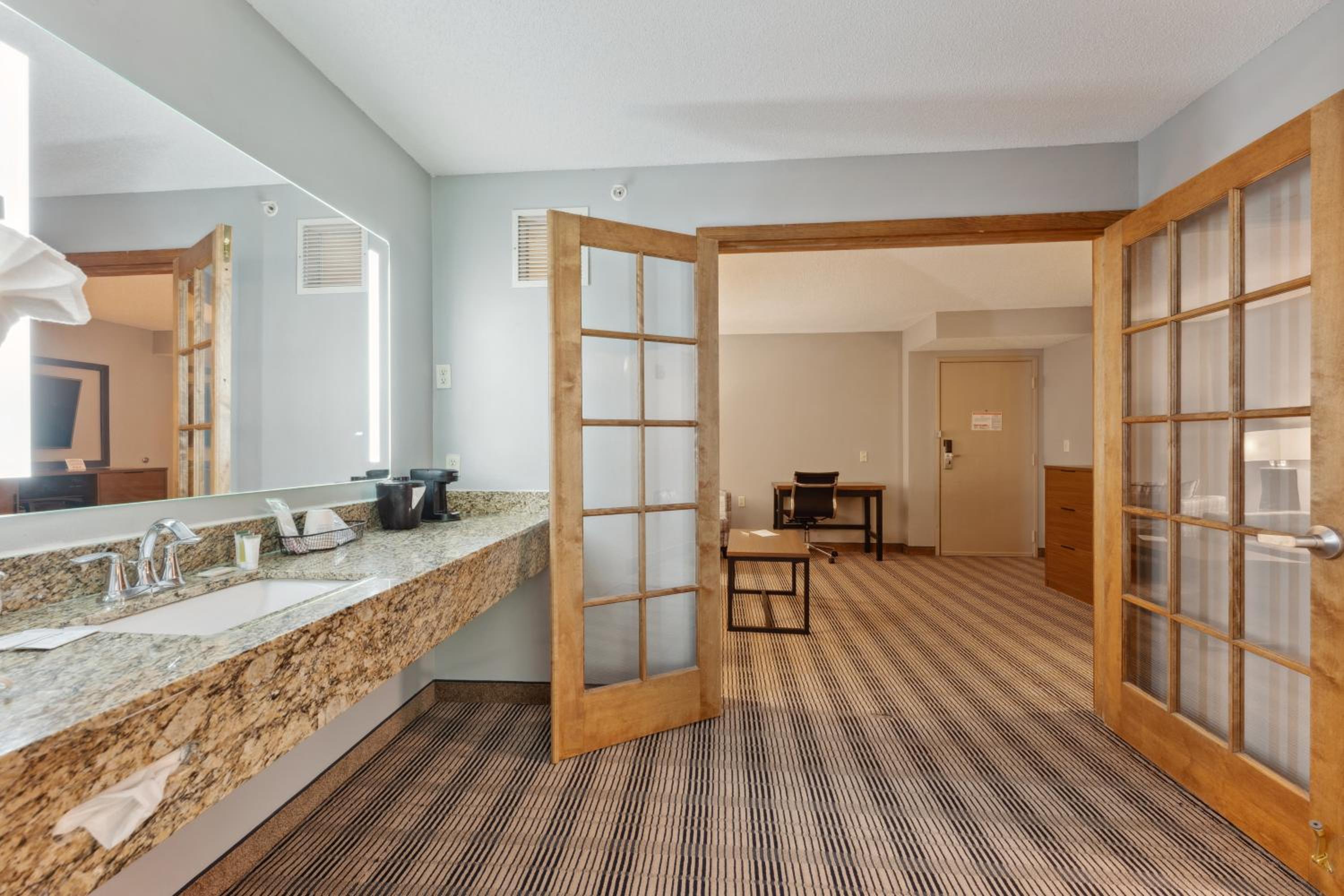 One-Bedroom King Suite - Non-Smoking photo 2