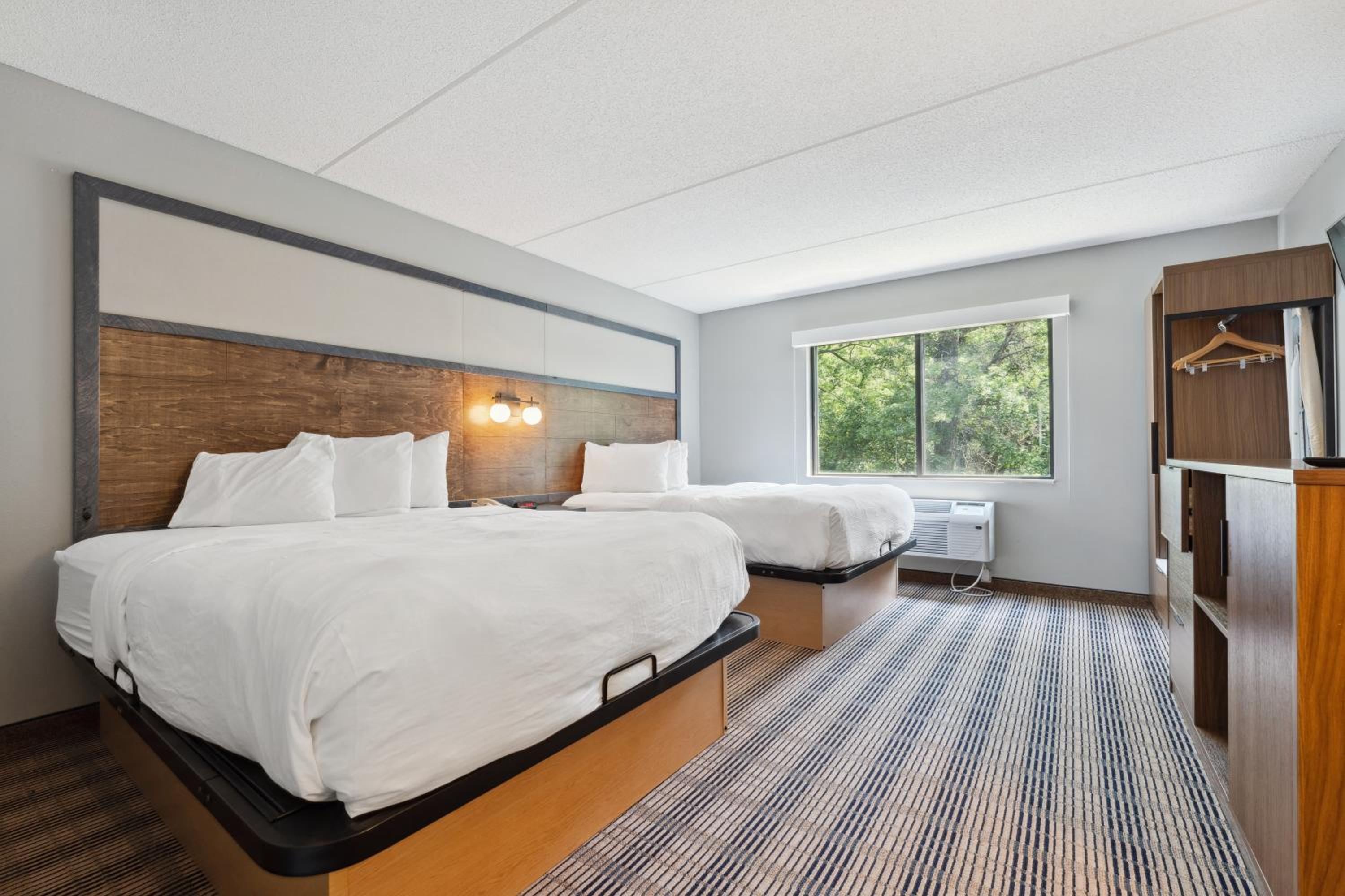 Queen Room with Forest View and Balcony - Non-Smoking photo 2
