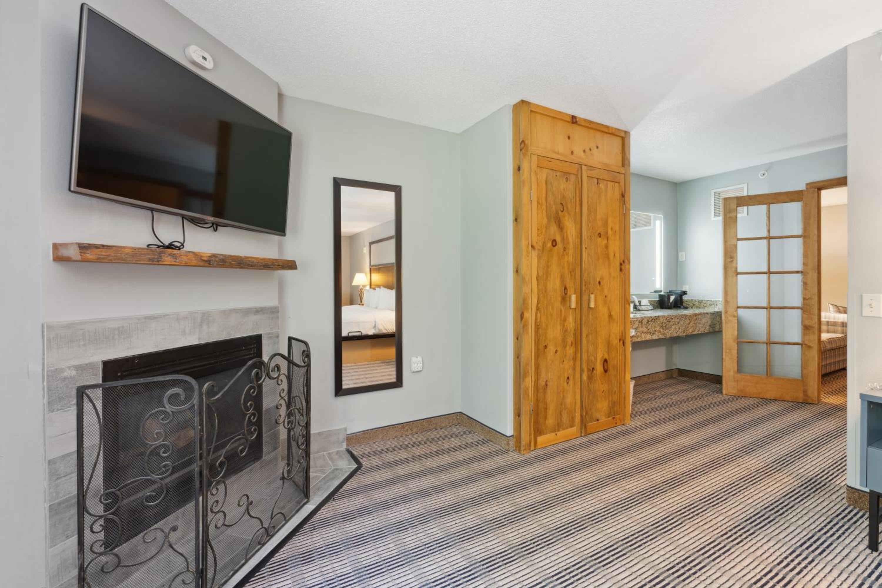 One-Bedroom King Suite - Non-Smoking photo 3