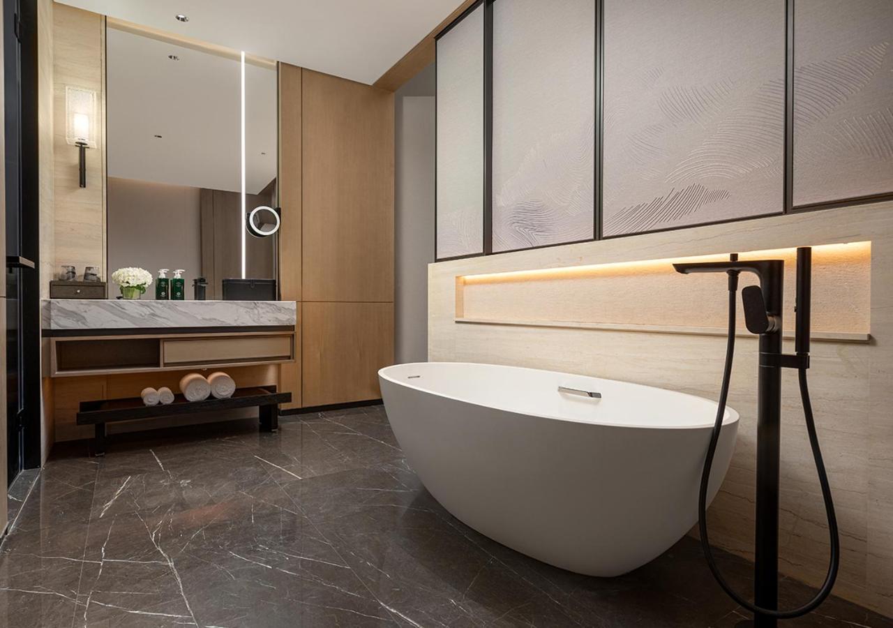 1 King Standard With Bath And Courtyard